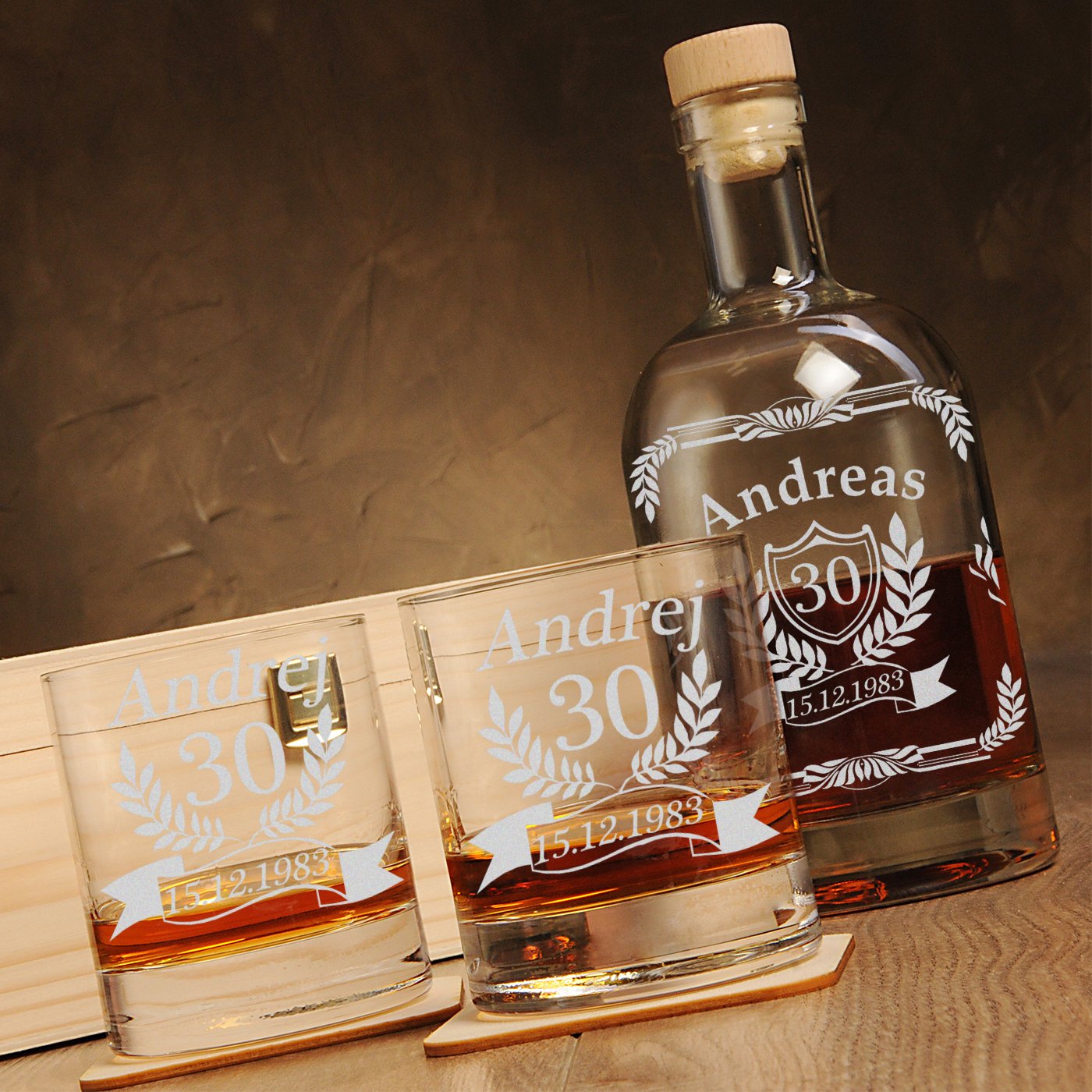 polar-effekt 6 TLG Geschenk-Set in Holzkiste mit Gravur - 2 Whiskygläser, 2 Untersetzer und Whisky-Karaffe in Geschenk-Box - Personalisiert zum Geburtstag - Motiv Jubiläum