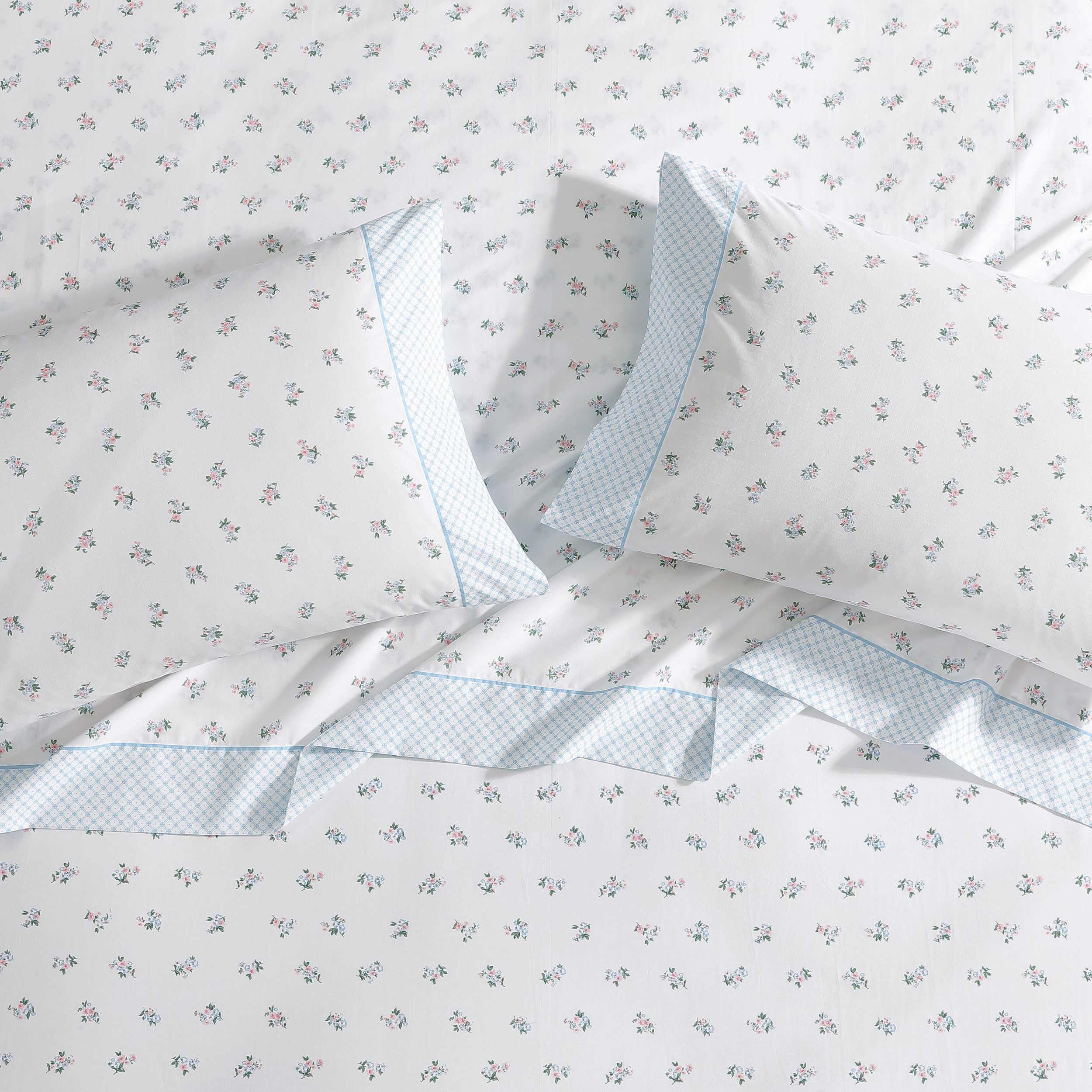 Laura Ashley - Juego de sábanas, Ropa de Cama de algodón percal Transpirable, 200 Hilos, Bolsillo Profundo, decoración Elegante para el hogar (Azul Harperette, Queen)