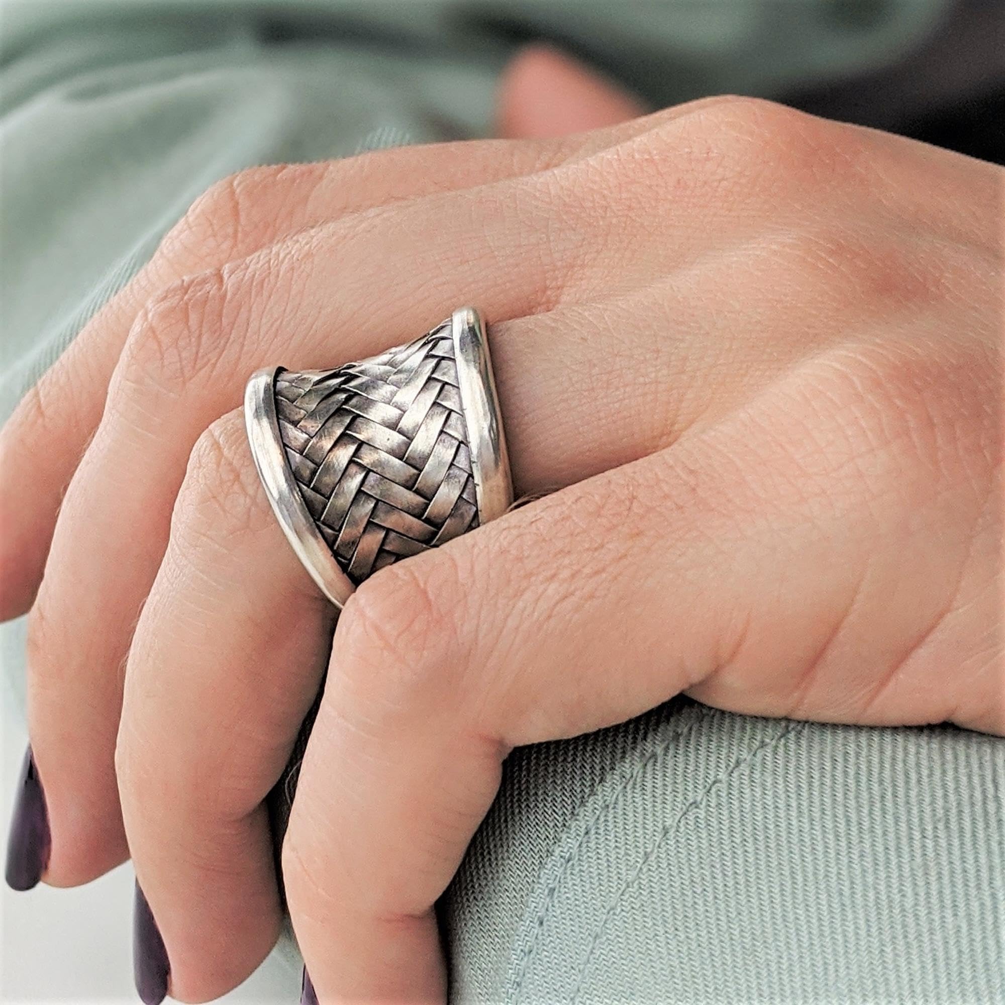 81stgeneration Hill Tribe Anillo Ajustable de Tejido de Canasta Ancho en Plata Pura | Banda Tejida Cóncava de Plata 999 para Mujer | Diseño Rústico Texturizado | Joyería Tribal Estilo Medieval