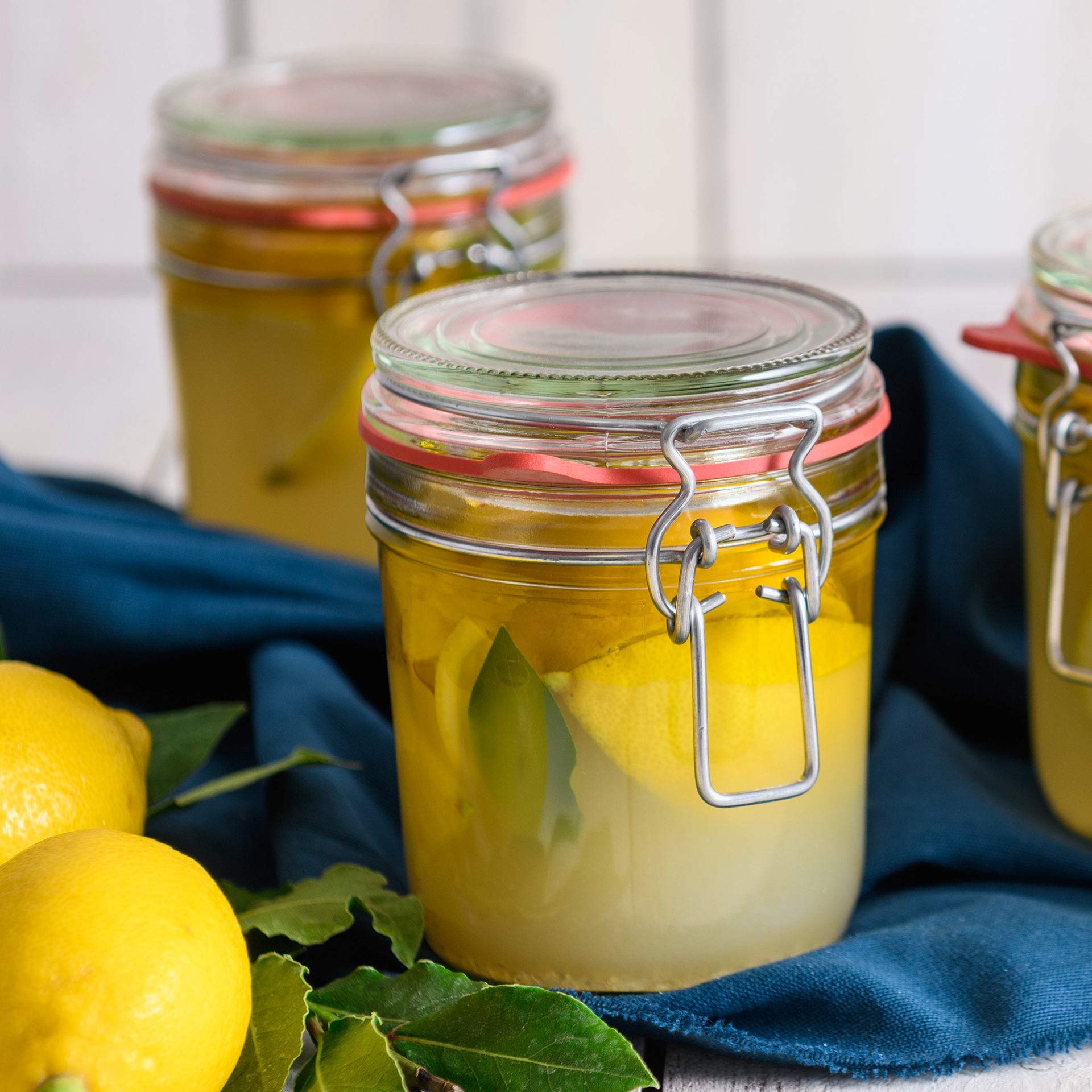 Dr. Oetker Einmachgläser mit Bügelverschluss 530 ml, Vorratsglas mit Trichter, Glasheber für luftdichte Marmeladengläser, vielseitiges Einweckglas (Farbe: Transparent/Rot/Grau), Menge: 1 x 8er Set