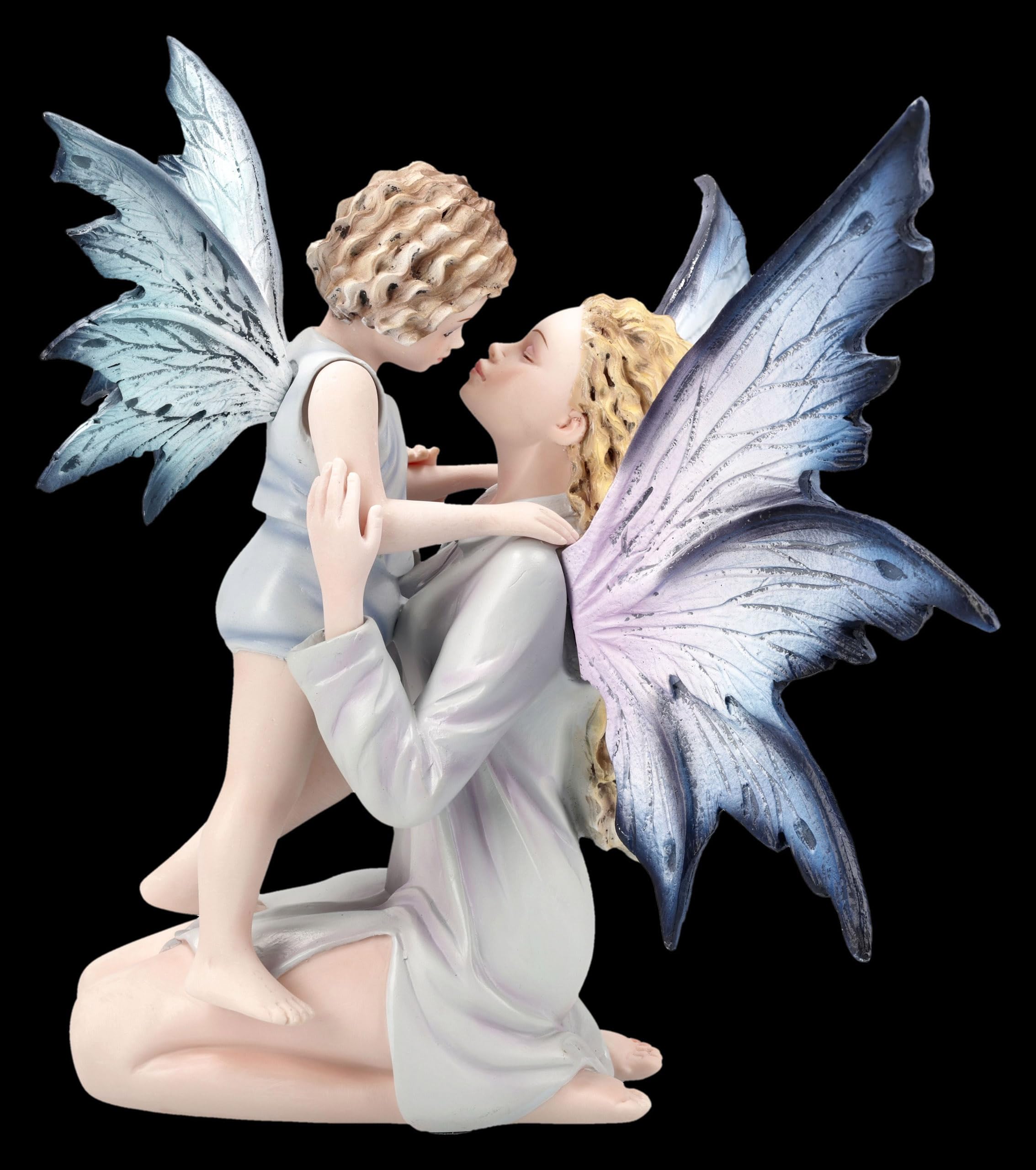 Figuren Shop GmbH Elfenfigur mit Kind – Mutterliebe der Feen – handbemalte Fantasy-Deko (24 cm) – Tales of Aurelion Collection – Geschenkidee für Mütter, Sammler & Liebhaber zarter Symbolik