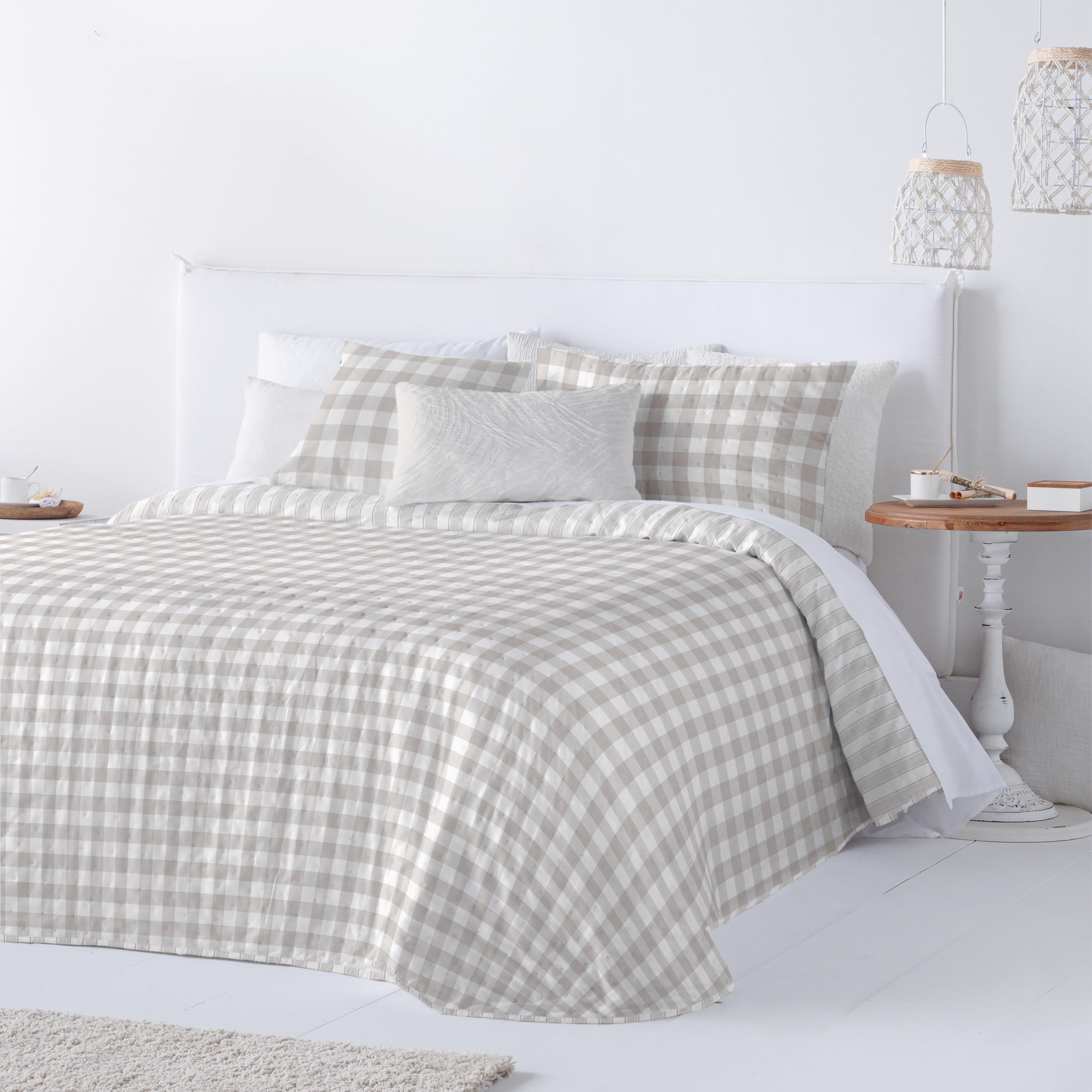 Colcha Cama de 180 - Reversible Cuadros y Rayas - Gramaje 200 g/m² - 270x270 - Color Beig - Incluye 2 Fundas de Cojín Decorativo 50x70 cm (Sloan Beig)