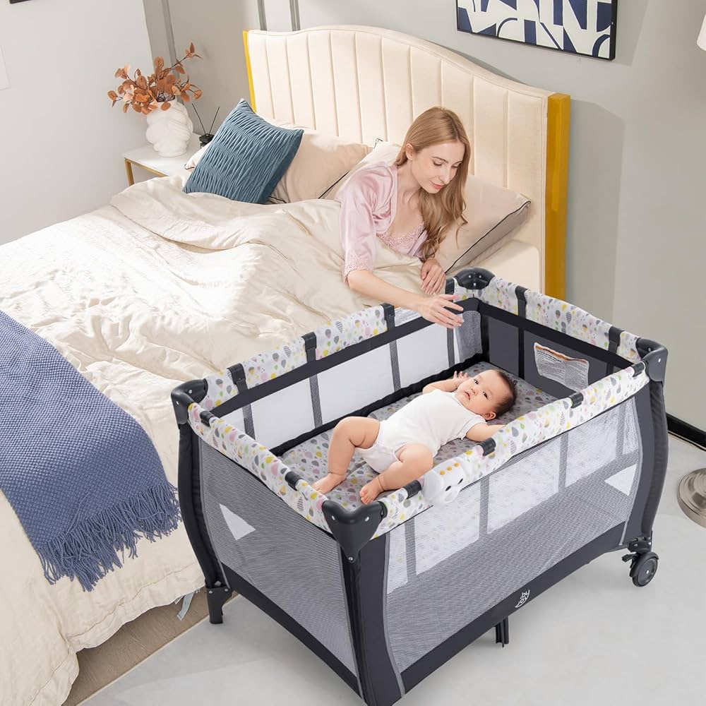 DREAMADE - Lit Parapluie Bébé Voyage | Pliable Avec Sac | Matelas à Langer, Mobile Musical | Moustiquaire Et Rangements | Roulettes Freinées - Gris