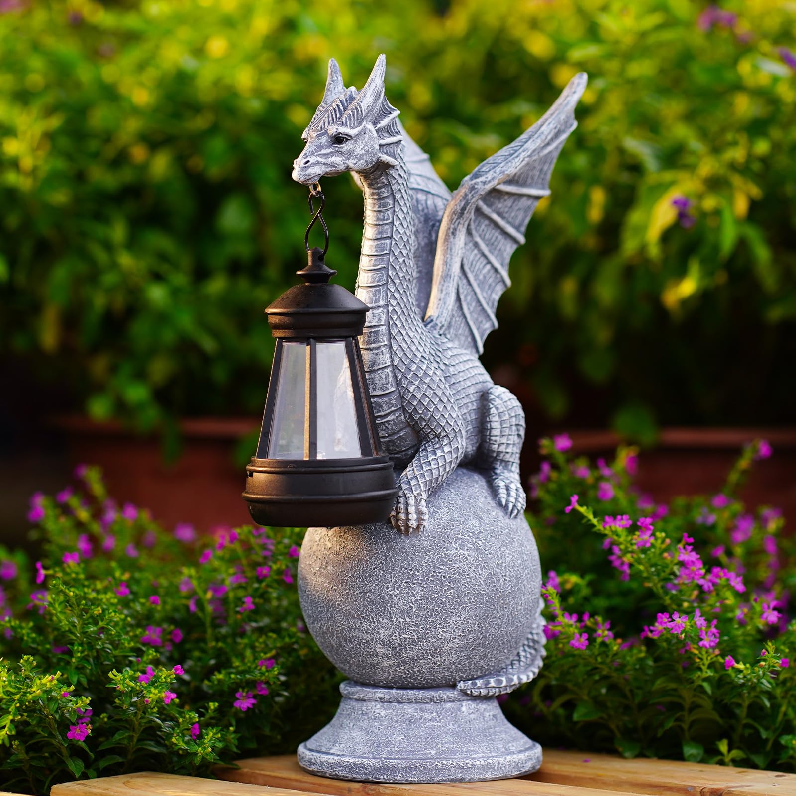 Goodeco Drachenstatue mit Solarlicht, Figur stehend auf Kugel, Rasendekoration, Outdoor-Statue für Terrasse, Balkon, Hof, einzigartiges Geschenk