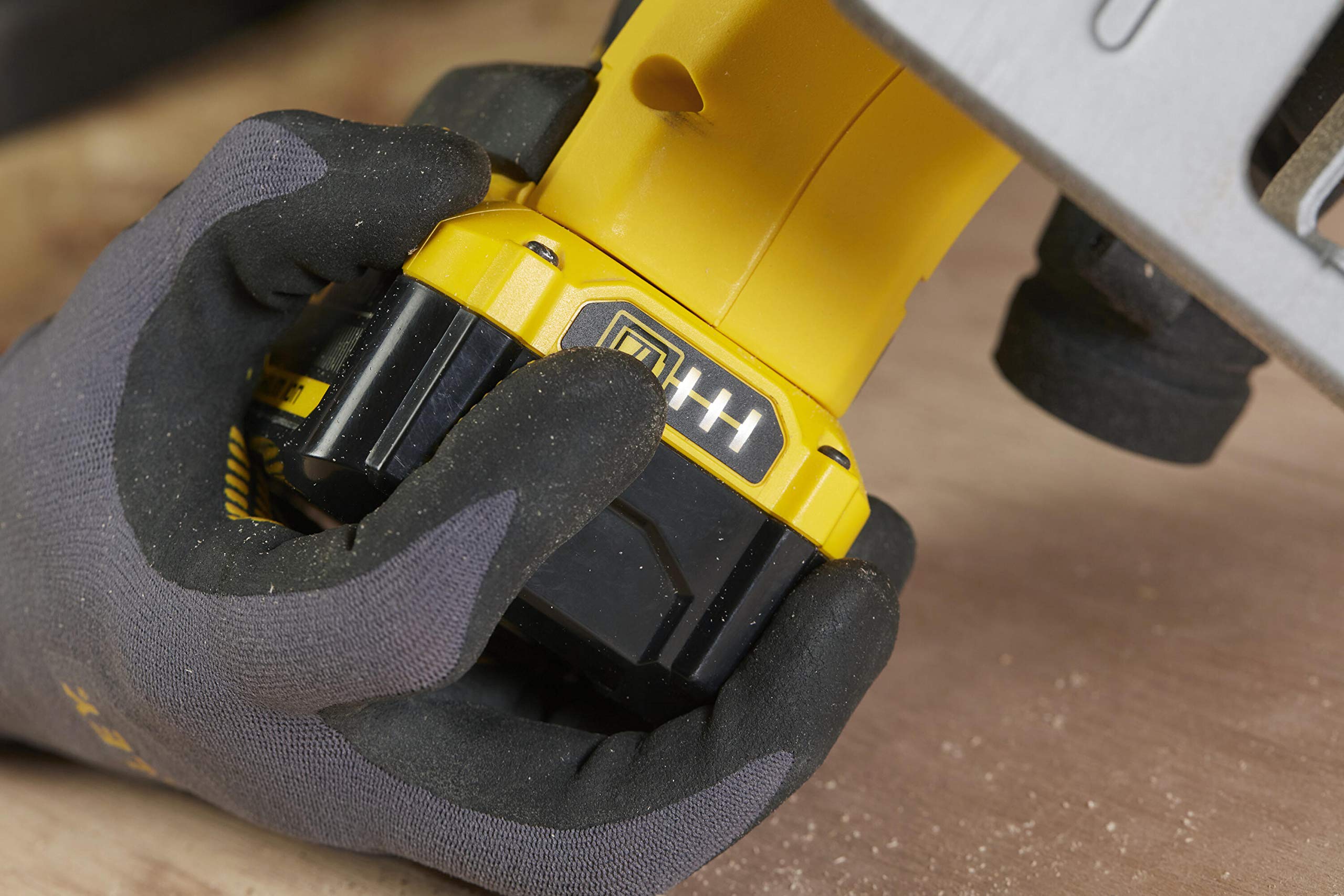 STANLEY FATMAX V20 Bezprzewodowa piła tarczowa 18 V Li-Ion bezszczotkowa silnik 165 mm prędkość 4000 obr/mn cięcia na wymiar do 50° 1 walizka 2 baterie 4 Ah 1 ładowarka SFMCS500M2K-QW