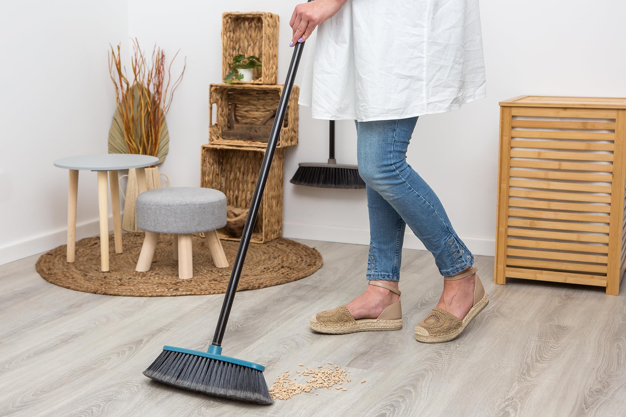 YORK ReSTART Scopa con Manico Lungo 120 cm Setole Fitte in Plastica Riciclata e Trucioli di Legno Spazzolone Ergonomico Larghezza 31 cm Blu e Legno