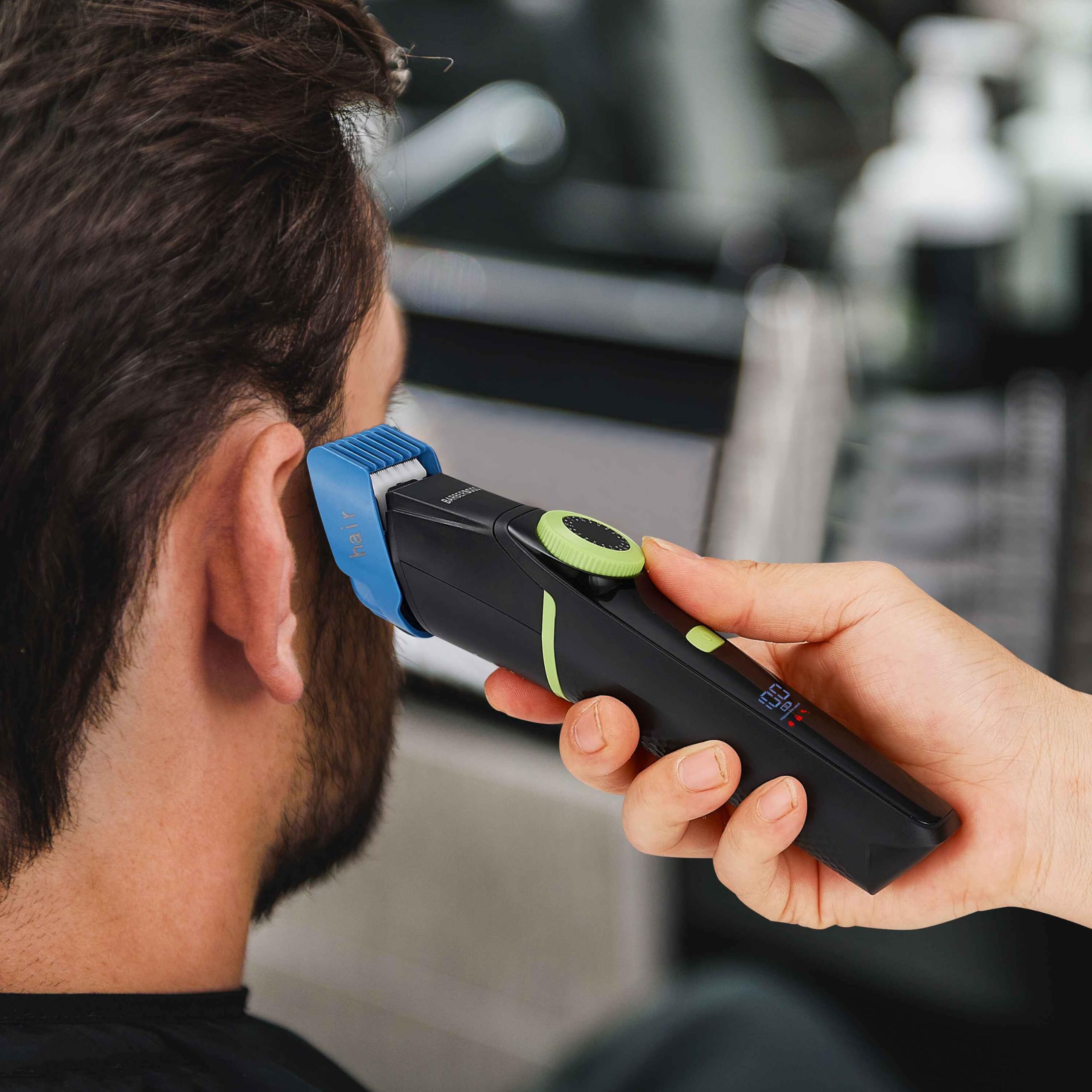 BarberBoss Cortapelos para hombre, kit de cuidado de barba, recortador de vello de orejas y nariz, dial de precisión, cuchilla de cerámica, 4 peines guía, resistente al agua, pantalla LED