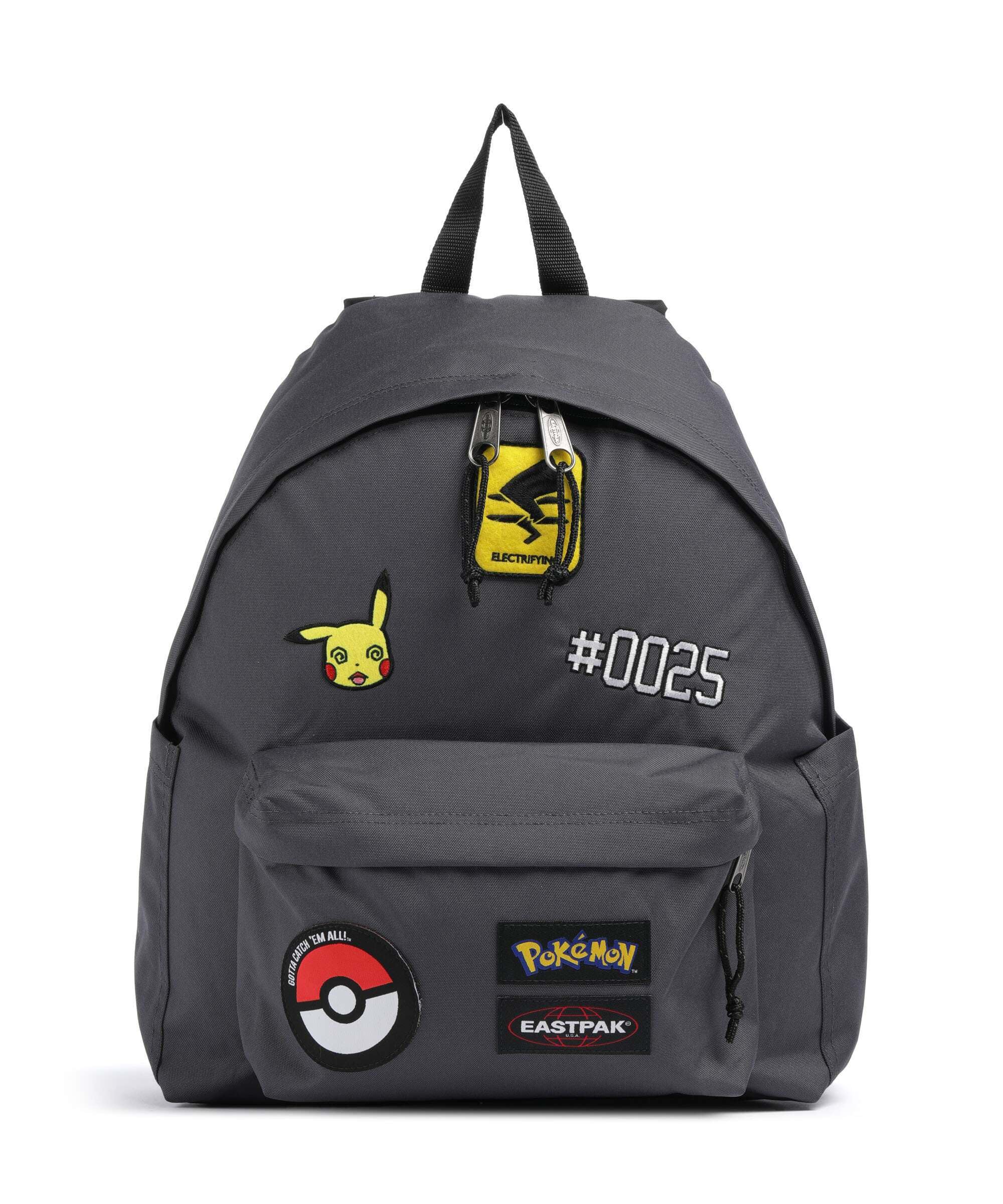 EASTPAK ZAINO POKEMON PATCHES DAY PAK'R 24 LITRI COLORE GRIGIO SCURO CON TOPPE CUCITE EDIZIONE LIMITATA 2025 TASCA LATERALE PORTA BORRACCIA E TASCA SUL RETRO CON CERNIERA