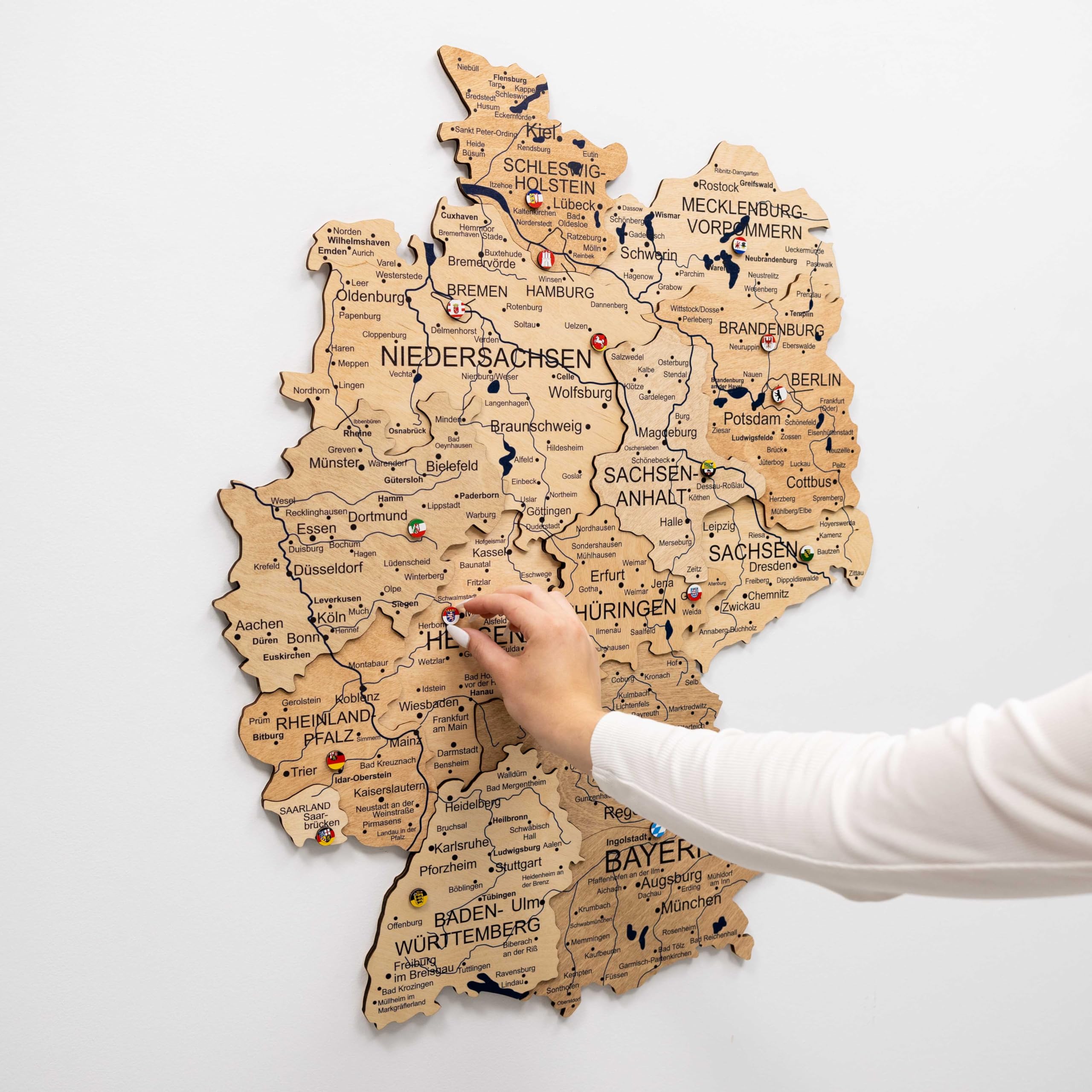 Enjoy The Wood 3D Holz Deutschlandkarte Pinnwand Geschenkidee für Reisende Deutschland Karte zum Pinnen Wandbild Landkarte Deutschland für Wanddeko & Reisen (Gold, S)