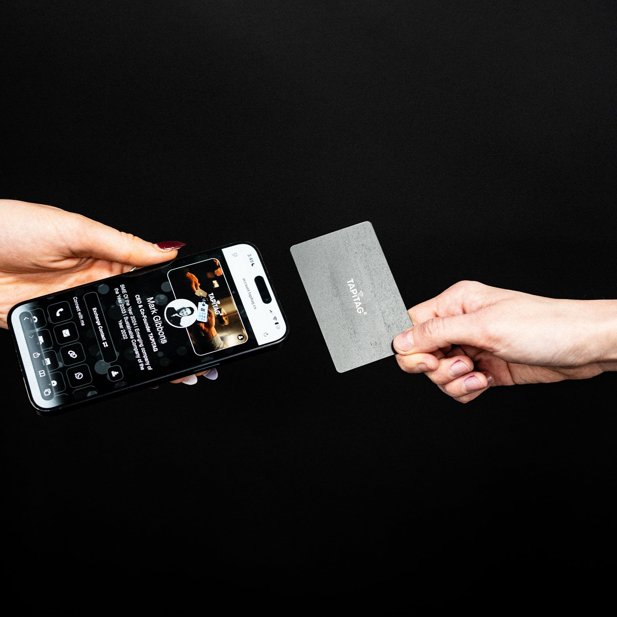 TAPiTAG Tarjeta de Visita Digital de Madera – Sin Suscripción – Tarjeta Contactless con NFC, Código QR y Perfil Online para Networking y Eventos Profesionales