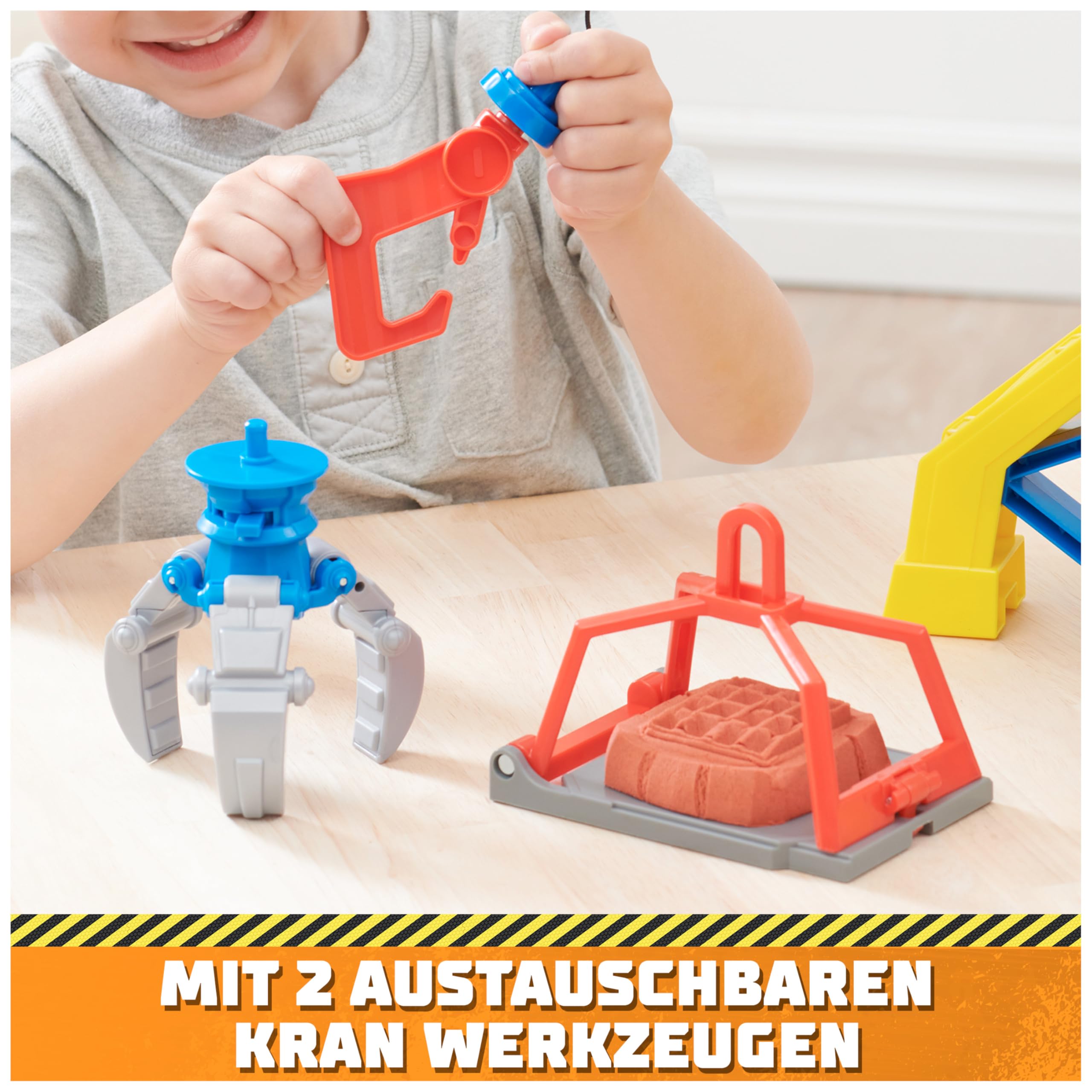 Rubble & Crew - Kran-Spielset Baupfoten Hof 68 cm, mit Rubble-Figur, Planierraupen-Fahrzeug und 340 g Build-it Kinetic Sand, Licht und Sound, ab 3 Jahren