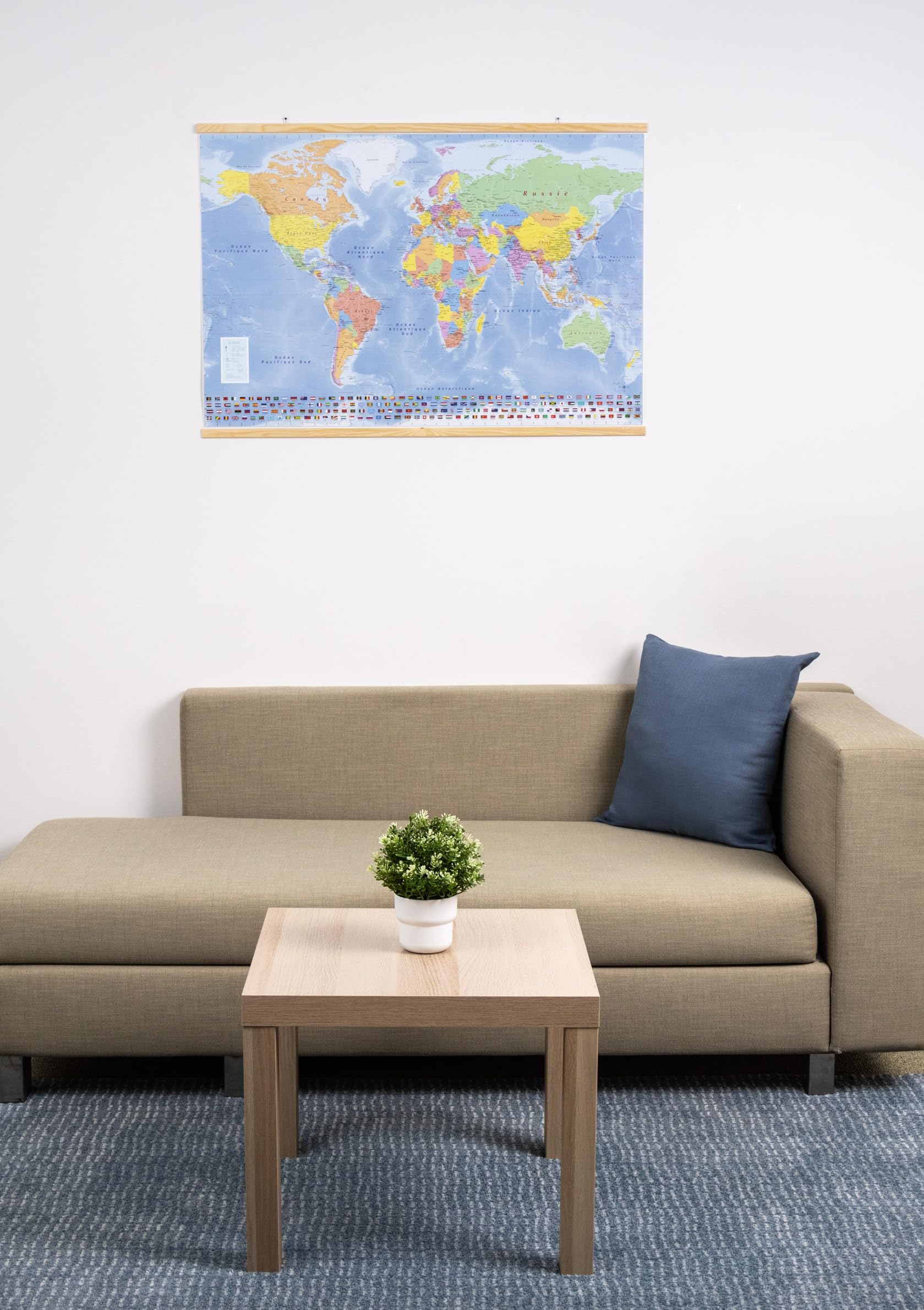 Grande carte du monde (carte murale) en français de 100 x 70 cm avec plastification sur les deux faces, avec baguettes en bois, autocollants pour marquer les destinations