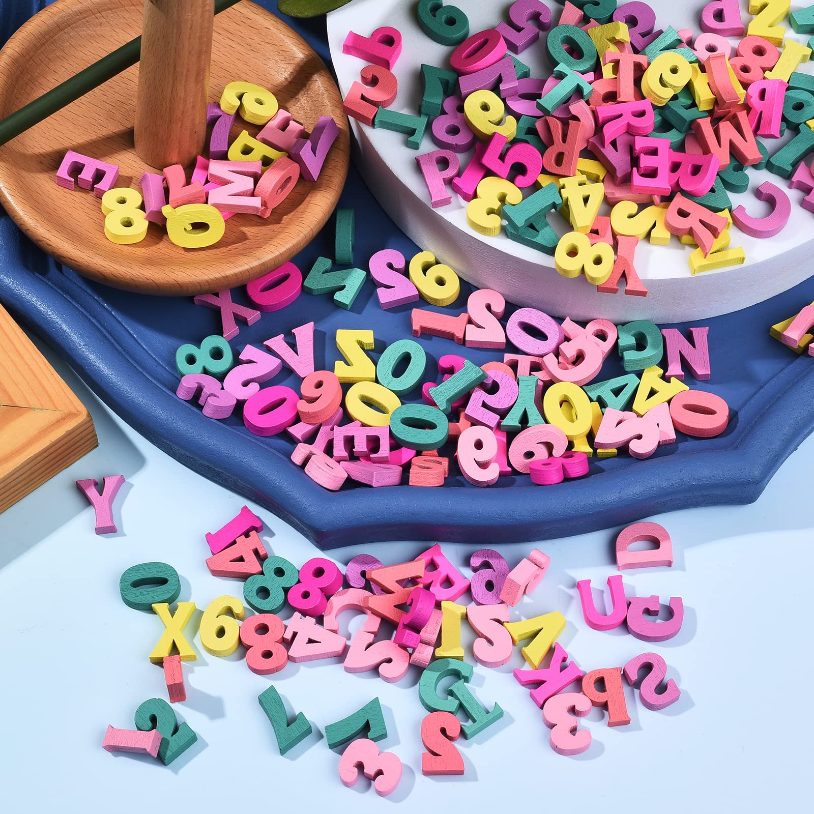 BEEFLYING 200 Pcs Lettres et Chiffres en Bois Alphabet A ~ Z en Bois 0~9 Chiffres en Bois pour Scrapbooking Artisanat Fête de Mariage Décoration de la Maison