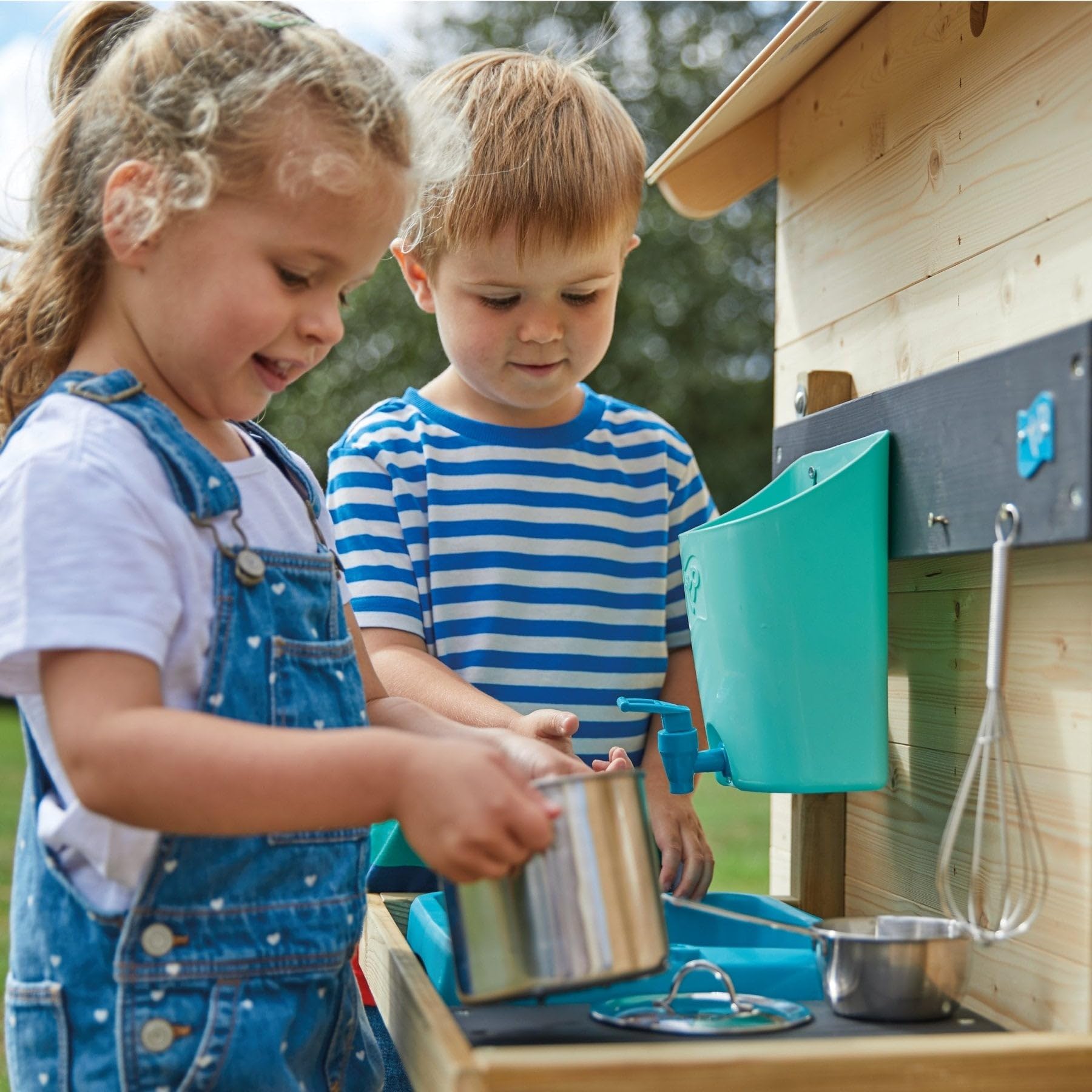 TP Toys Maisonnette Chalet Prairie en Bois avec Cuisine Extérieure et Ustensiles – Cabane Enfant avec Auvent, Plancher, Fenêtre Plexi et Pochoirs – 3 Ans+