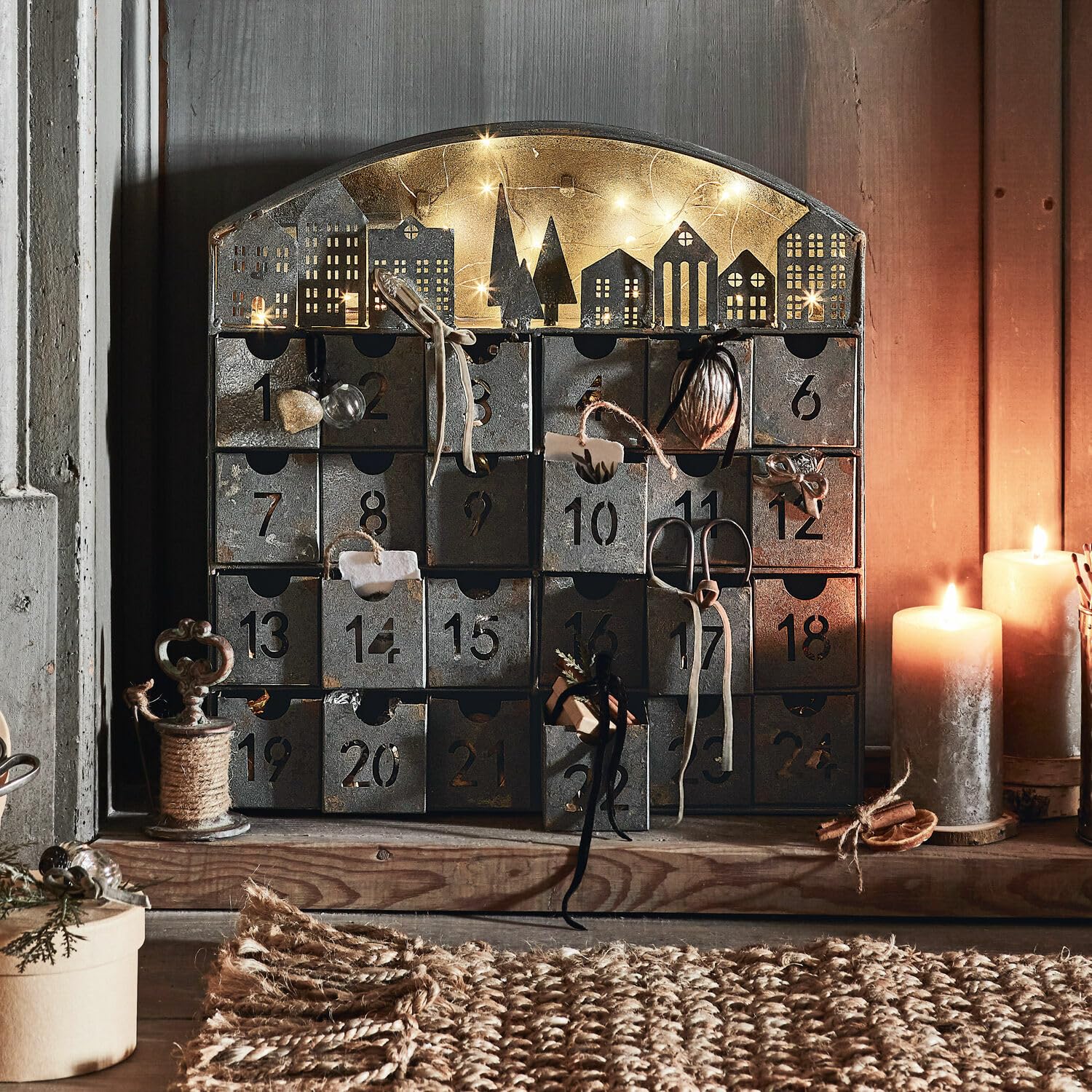 Loberon Adventskalender Léran, zum Selbstbefüllen, mit 30 LEDs, Ausgestanzte Häuschen & Ziffern, Festliches Design, Advent, Weihnachten, Weihnachtsdeko, Eisen, grau
