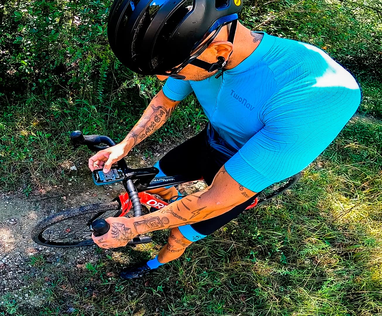 TwoNav - GPS Cross - Multideporte Bicicleta Ciclismo BTT Senderismo Trekking/Compacto y Ligero/Pantalla 3.2" / Autonomía 20 h/Memoria 32 GB/Mapa topográfico Incluido