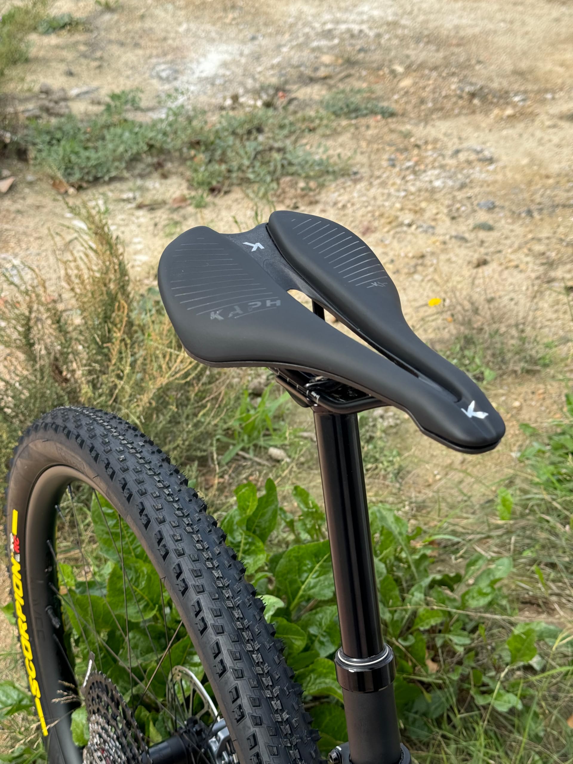 KAPH Sillin de Bicicleta KAPH K1 Antiprostático Carretera MTB - Modelo K1 Apto Montaña Triatlón Carretera Hombre Mujeres Unisex Ligero para un Rendimiento optimo (Acero)