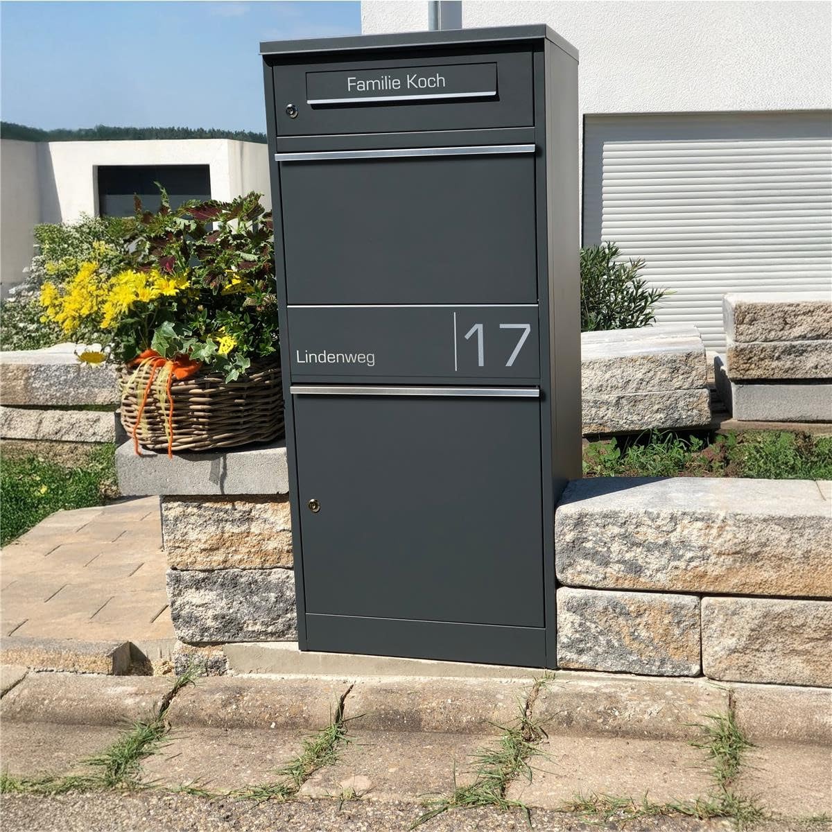 Metzler Paketbox draussen groß in Anthrazit - Briefkasten mit Paketfach personalisiert mit Gravur - Standbriefkasten mit Edelstahl Namensschild pulverbeschichtet in RAL 7016 rostfrei und massiv