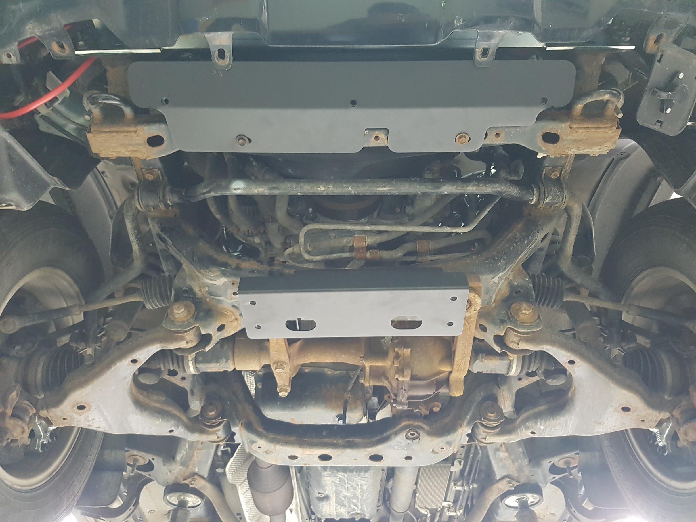 Protección metálica bajo motor compatible con Toyota Land Cruiser J120 (2002-2009)