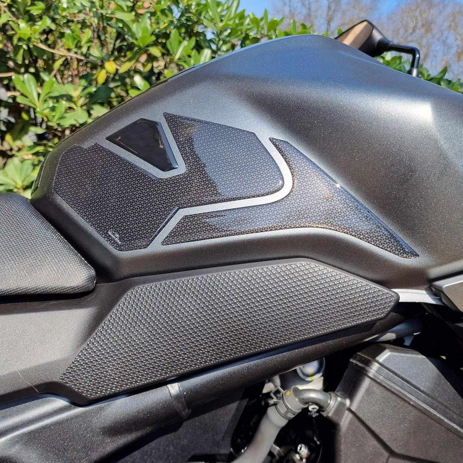 Resin Bike Motorcycle 3D Stickers Compatible with Honda Hornet CB 750 2023-2025. Fuel Tank Side Protections from Impact and Scratches. Resin Stickers - Made in Italy