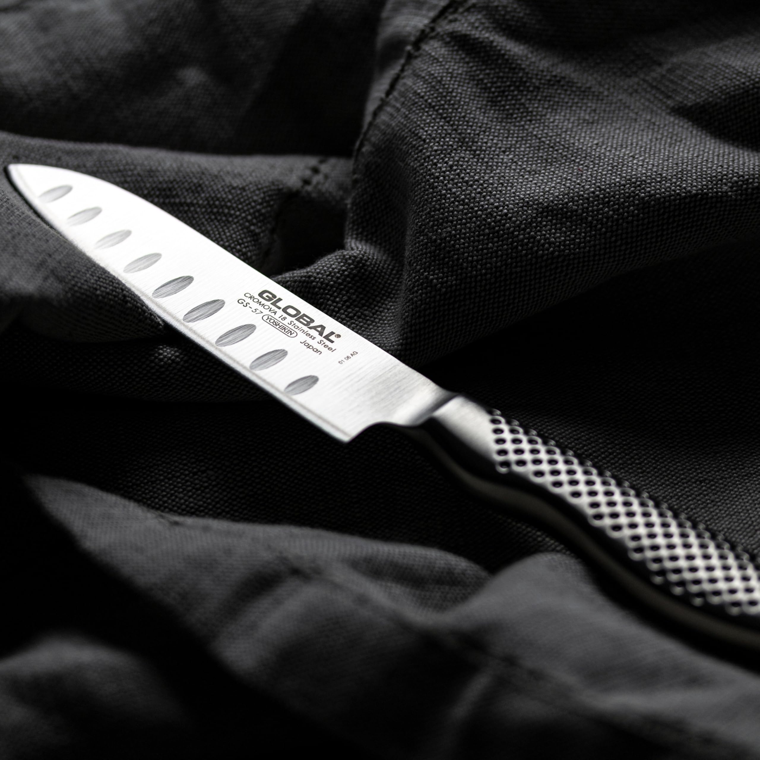 Global Knives GS-57 - Coltello Santoku scanalato con lama da 11 cm, in acciaio INOX CROMOVA 18