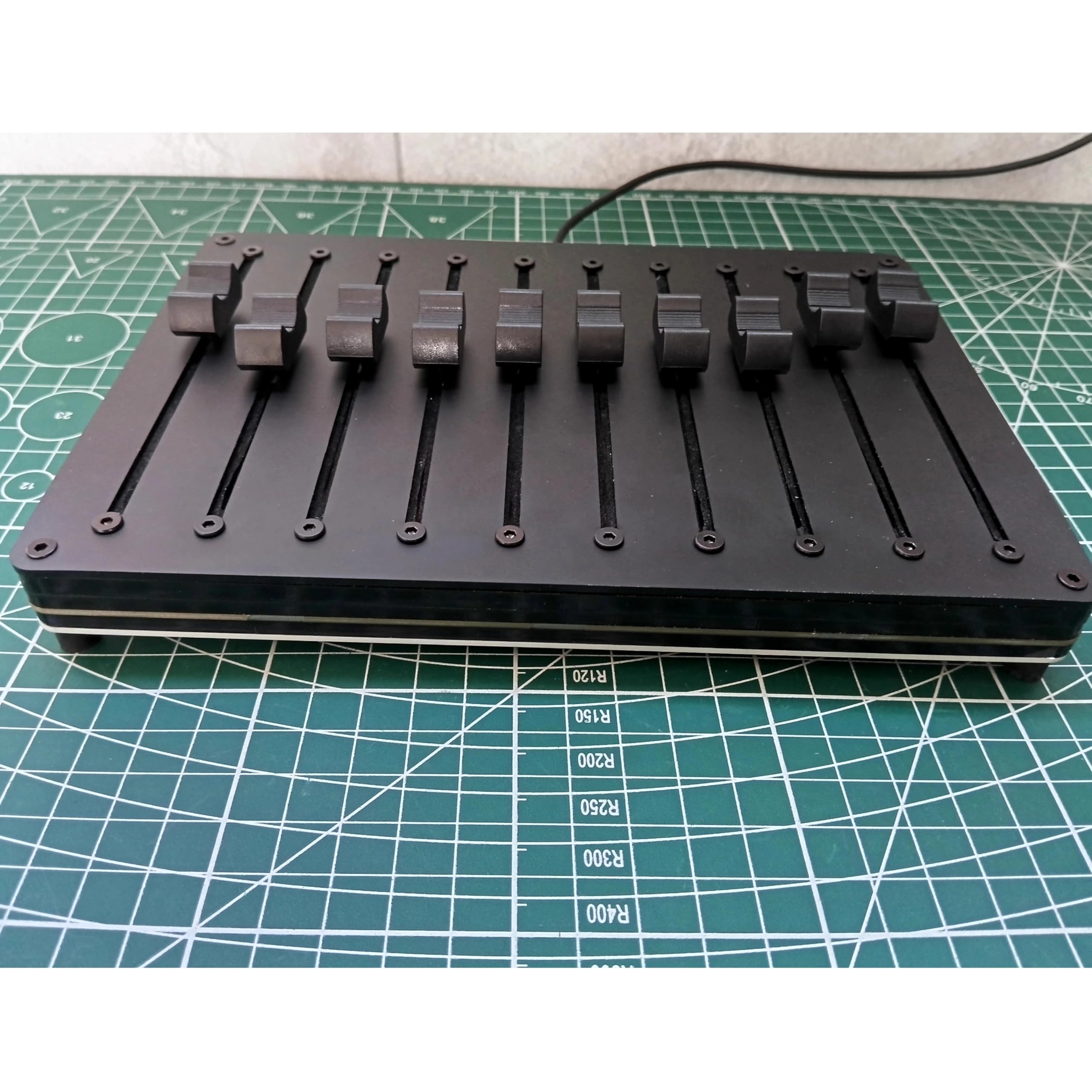 Controlador MIDI de 10 Canales con Fader, Mensajes CC Personalizables, Interfaz USB/Tipo C para Software DAW