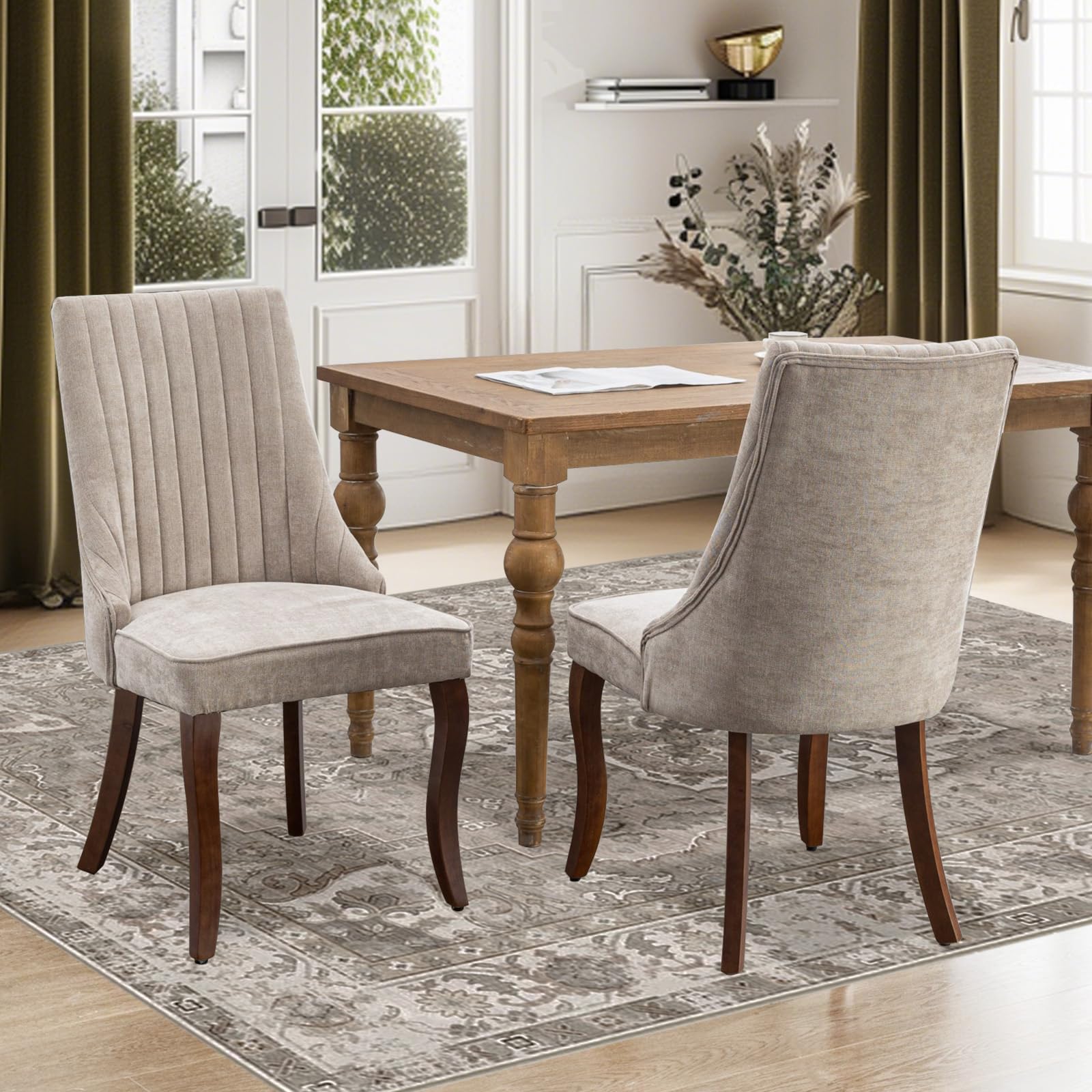 SoarFlash Conjunto de 2 sillas de Comedor, con Respaldo Alto y Acolchado Vertical, Patas de Madera Maciza curvadas, Elegante Silla tapizada para el Comedor, Beige Gris