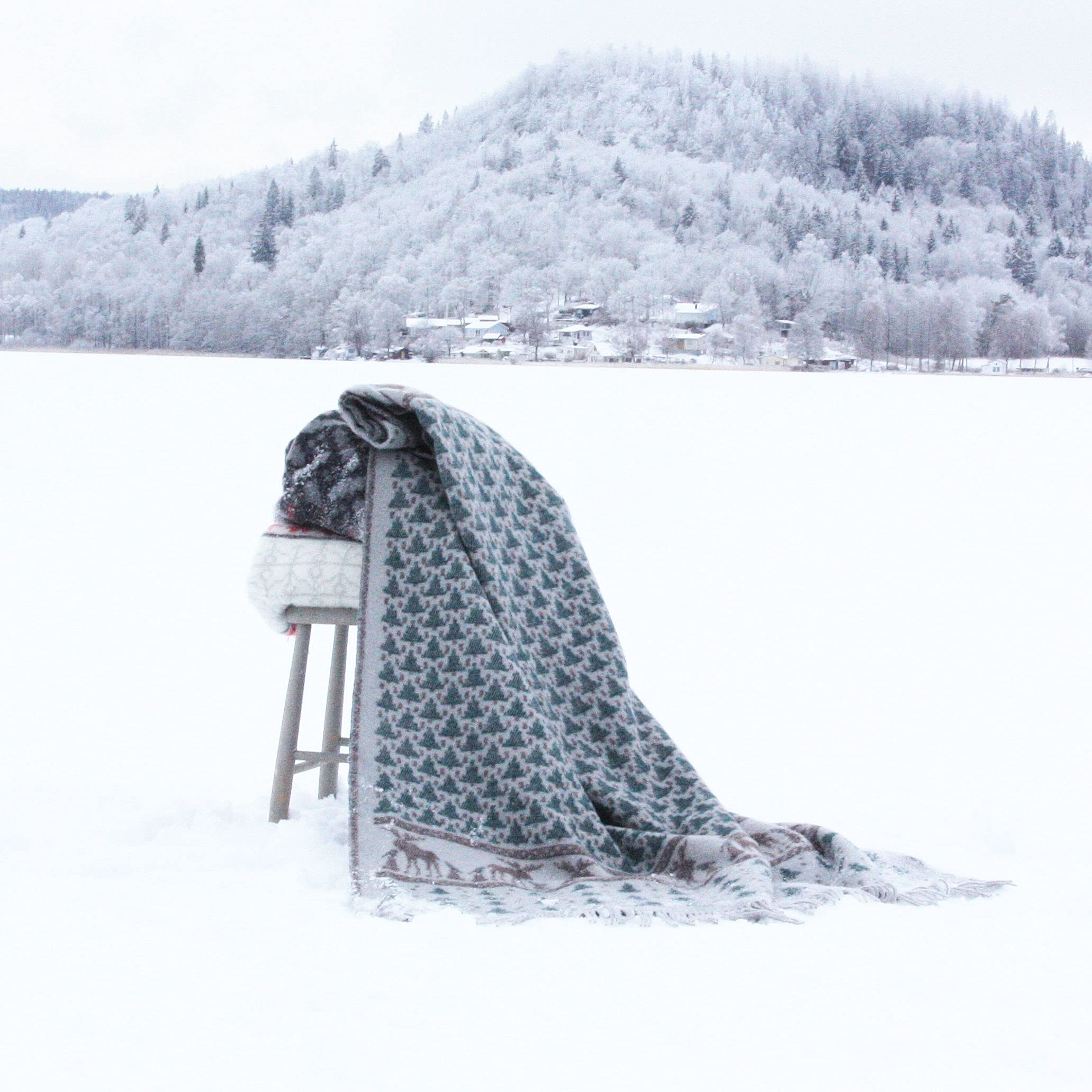 ÖJBRO VANTFABRIK – Skogen – Wolldecke mit Fransen, 130 × 200 cm, aus 100% Schafwolle, gewebt, warm & weich, folkloristisches nordisches Design