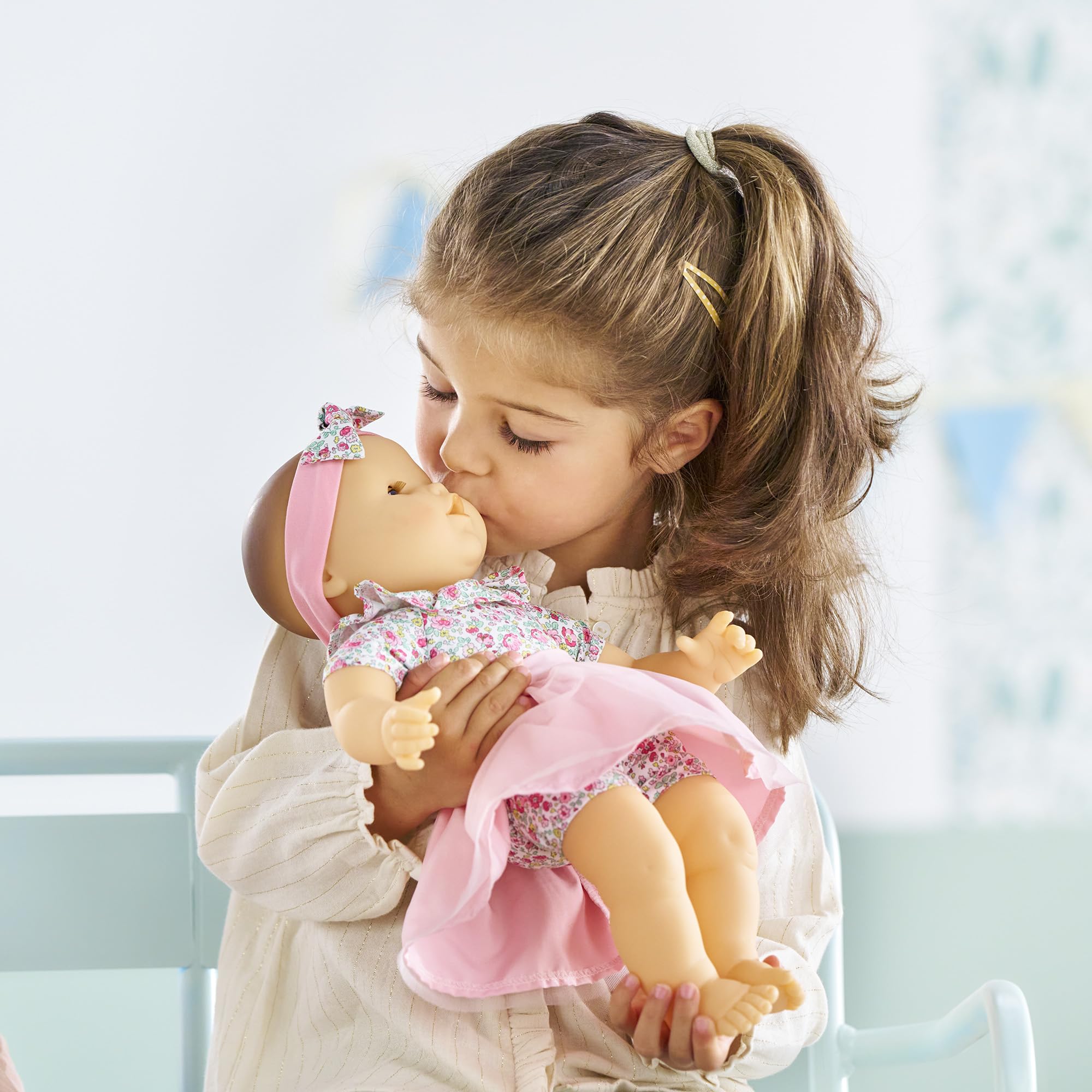 Corolle Mon Grand Poupon Süßes Großes Baby, Weichkörperpuppe mit Schlafaugen, Stirnband, Rock abnehmbar, Vanilleduft, 36cm, ab 2 Jahren, behält den Daumen im Mund