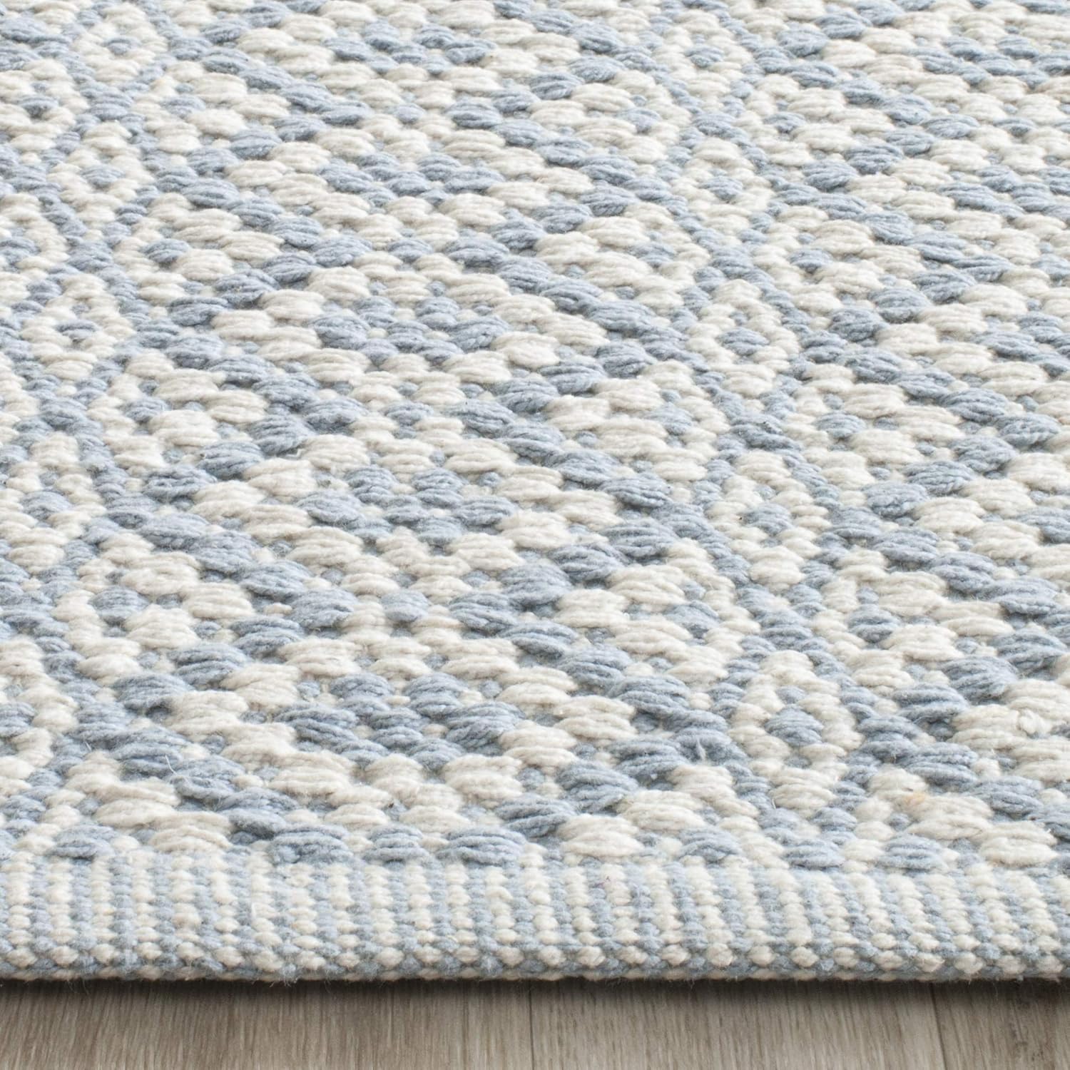 SAFAVIEH Montauk Collection Accent Rug - 4' x 6', Ivory & Light Blue, Handmade Cotton, Ideal for High Traffic Areas in Entryway, Living Room, Bedroom (MTK716B)