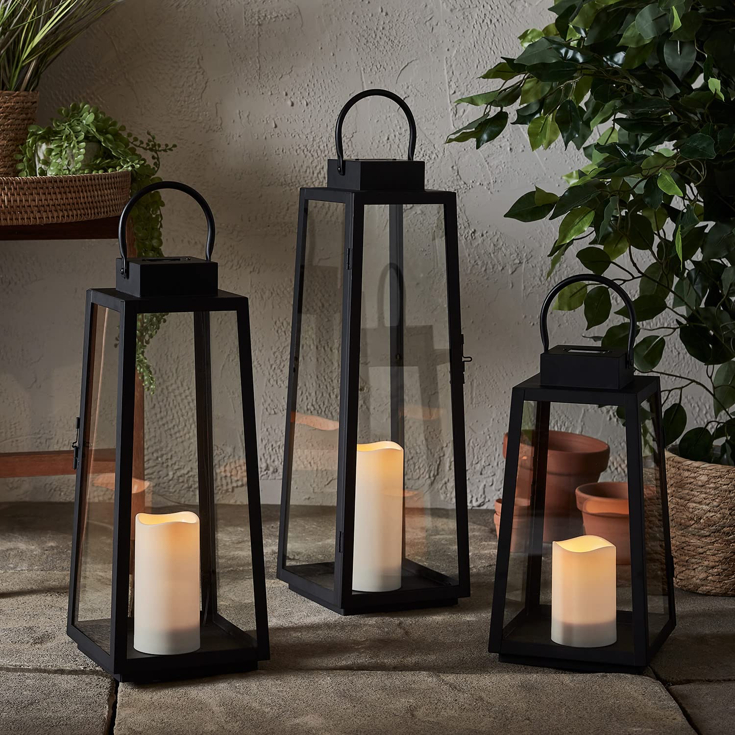 Lights4fun Solar Laterne Schwarz Trapez mit LED Kerze Weiß Außenbereich Garten 45cm