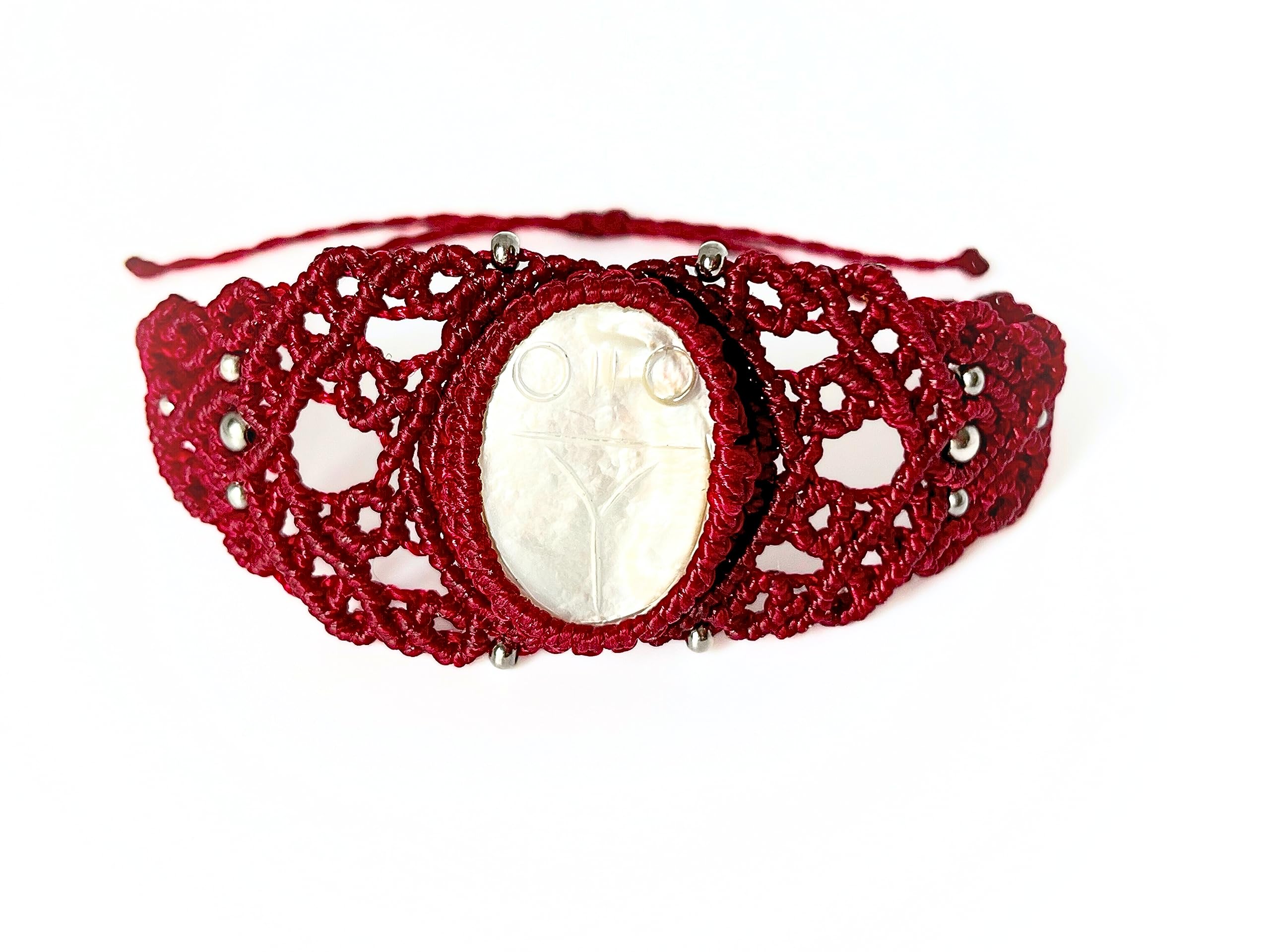 Brazalete de Nácar con Escarabajo Egipcio en Macramé Ajustable en Rojo