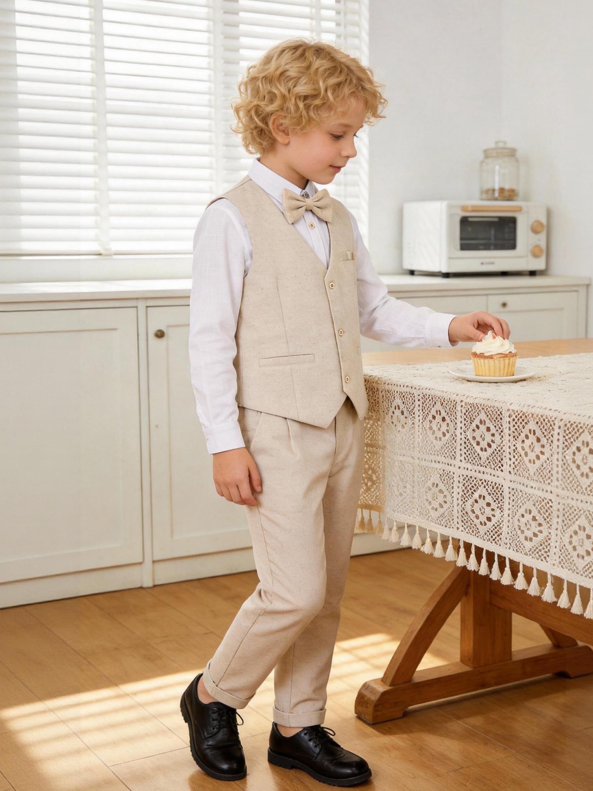 LOLANTA 4 Pezzi Completo Cerimonia Elegante Bambino, Ragazzi Paggetto Matrimoni Battesimo Abito in Lino Suit Set, Gilet+Pantaloni+Camicia+Farfallino