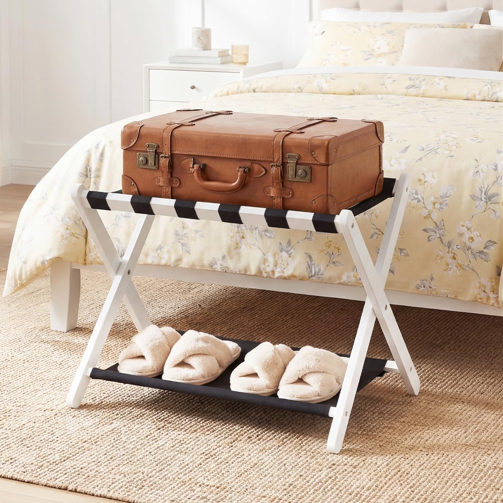 COSTWAY Portavaligie Pieghevole, Porta Valigie con Struttura in Legno Massello, Portapacchi a 2 Ripiani per Hotel e Viaggio, Portata 60 kg (1 pz,Bianco)