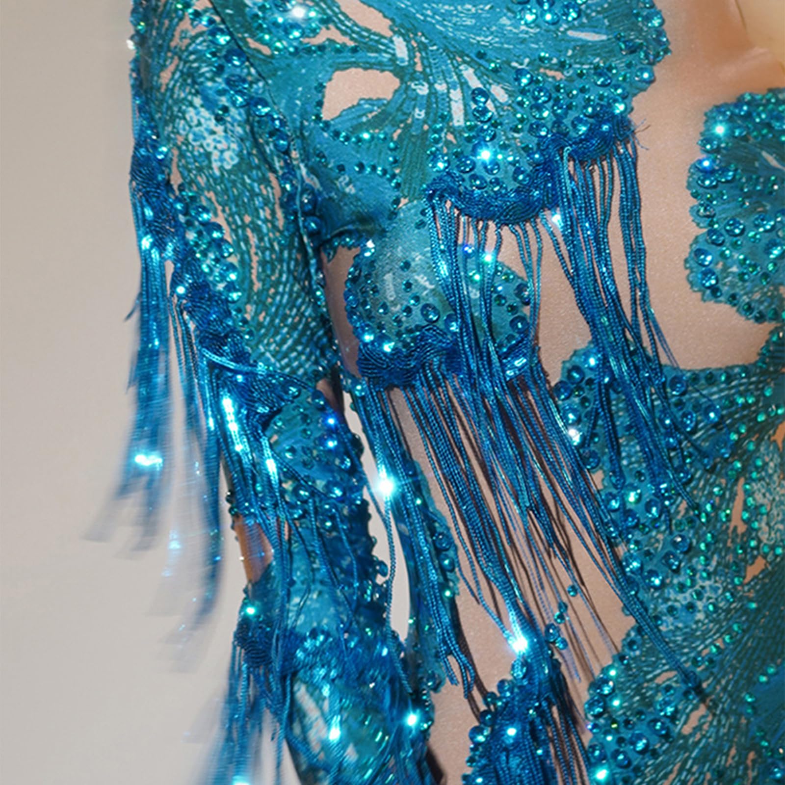 Body elástico para danza del vientre, diseño de un solo brazo con adornos de flecos fluidos para espectáculos dinámicos de una sola manga