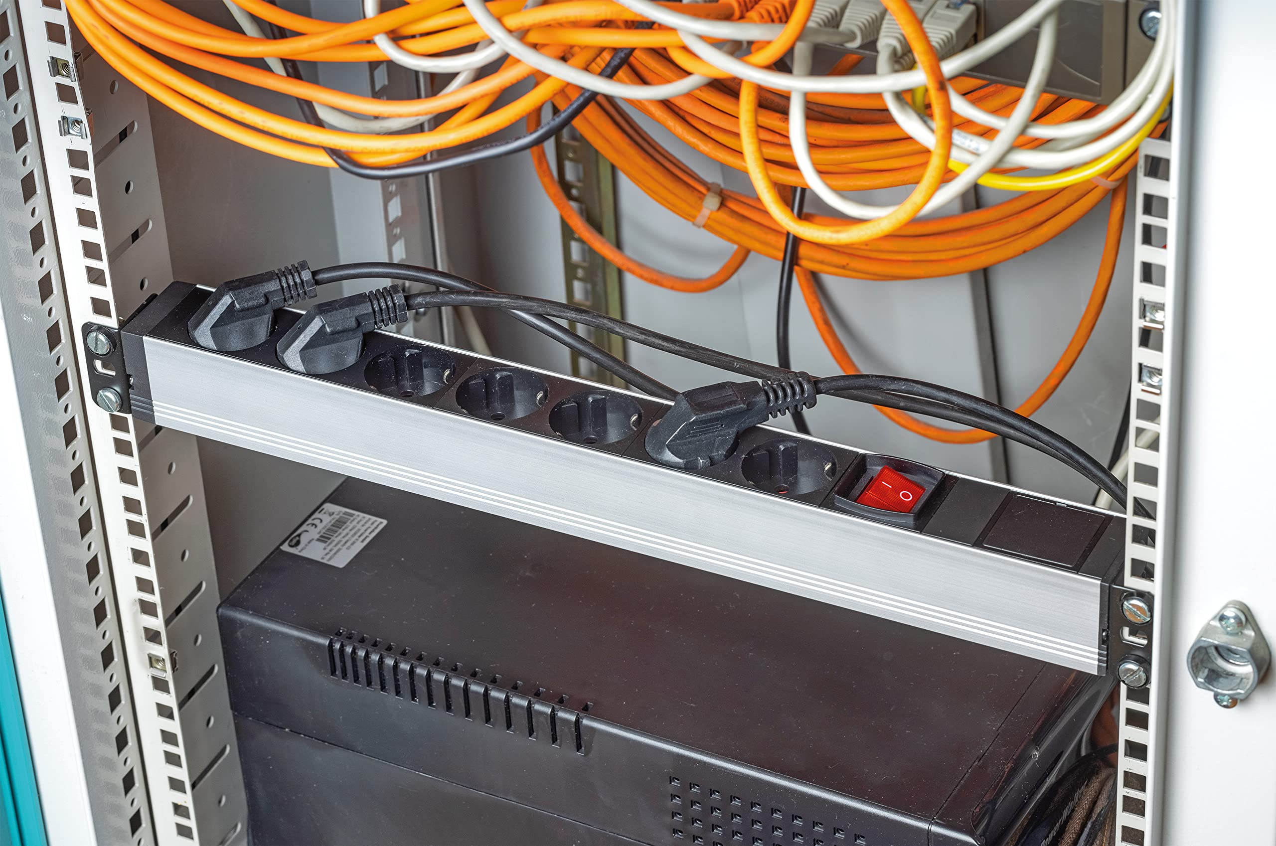 as - Schwabe Multi-Winkel Steckdosenleiste 7-fach ohne Kabel, 19“ RACK, für universellen Einbau in 19 Zoll Netzwerkschränke, 45°-Anordnung, IP20, Schwarz/Aluminium I 18195