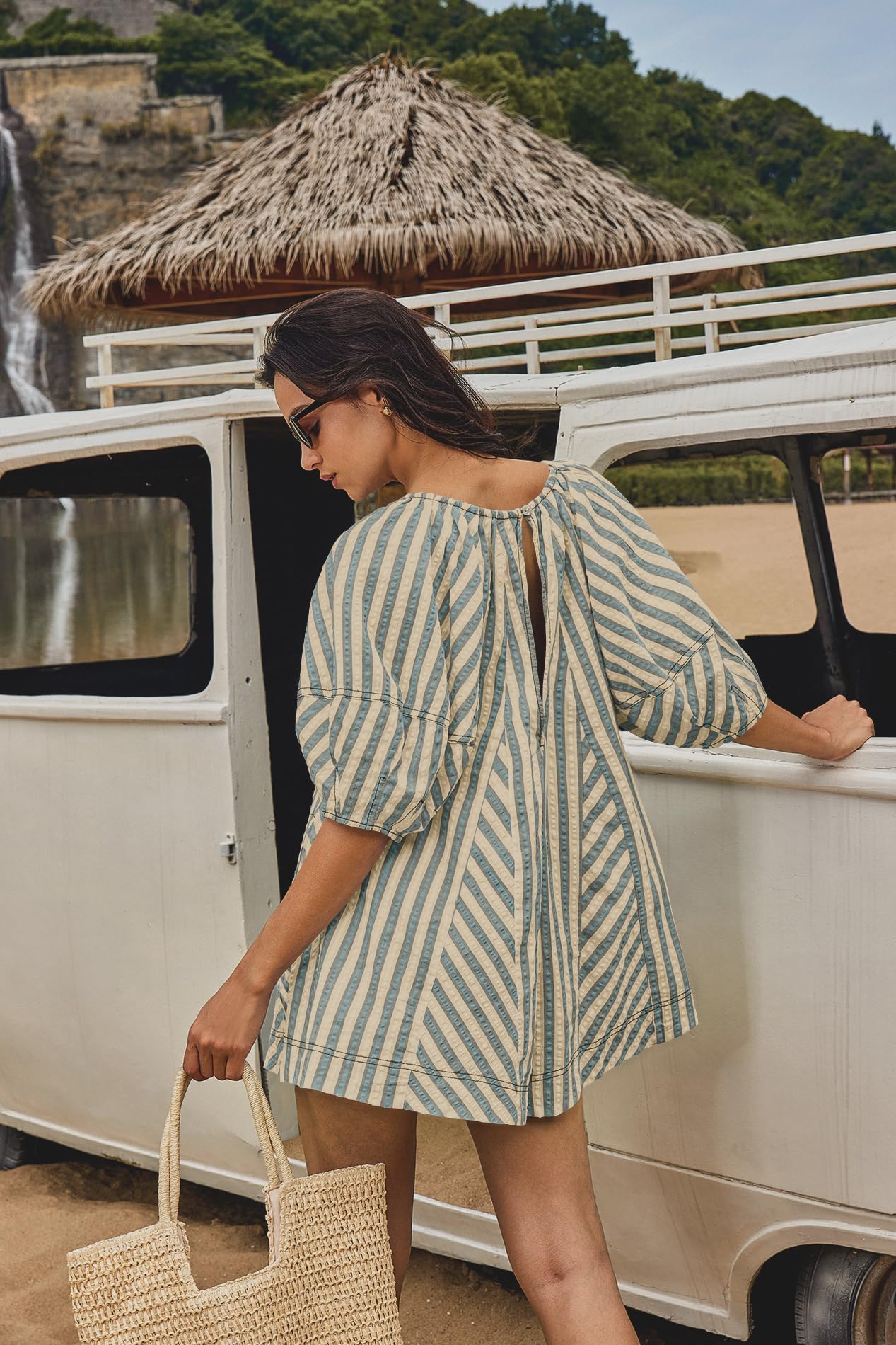 Yanekop Pagliaccetto da donna con pantaloncini a righe pagliaccetto generale oversize tuta corta scollo a V manica a sbuffo mini abito