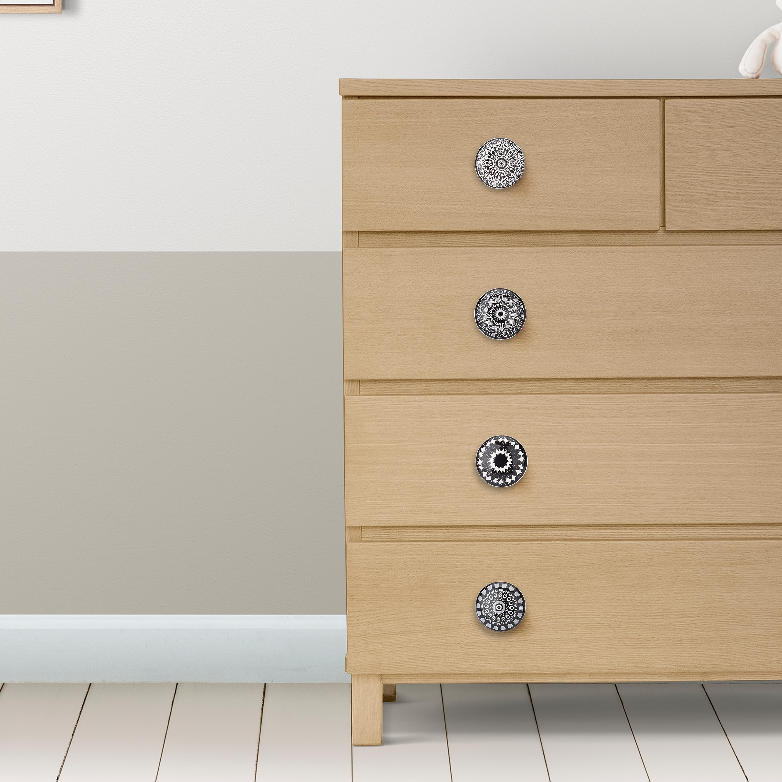 Ajuny Set da 18 Pomelli in Ceramica Bianco/Marrone Stampati – Maniglie Decorative per Armadi, Ante & Cassetti – per Cucina, Bagno & Camera – Finitura Lucida, Viti Incluse