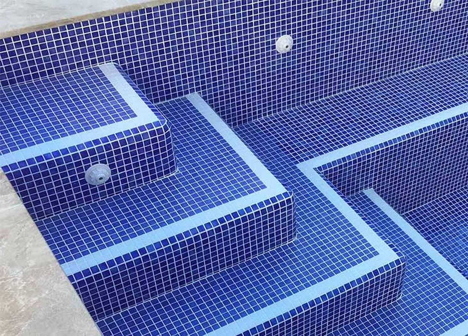M-REJUN POOL di Tecno Prodist - (10 Kg) Mortaio flessibile per sigillare fughe di piastrelle e gresite in piscine, ceramica, ecc., adatto per immersione permanente (giunti da 2 a 20 mm) bianco