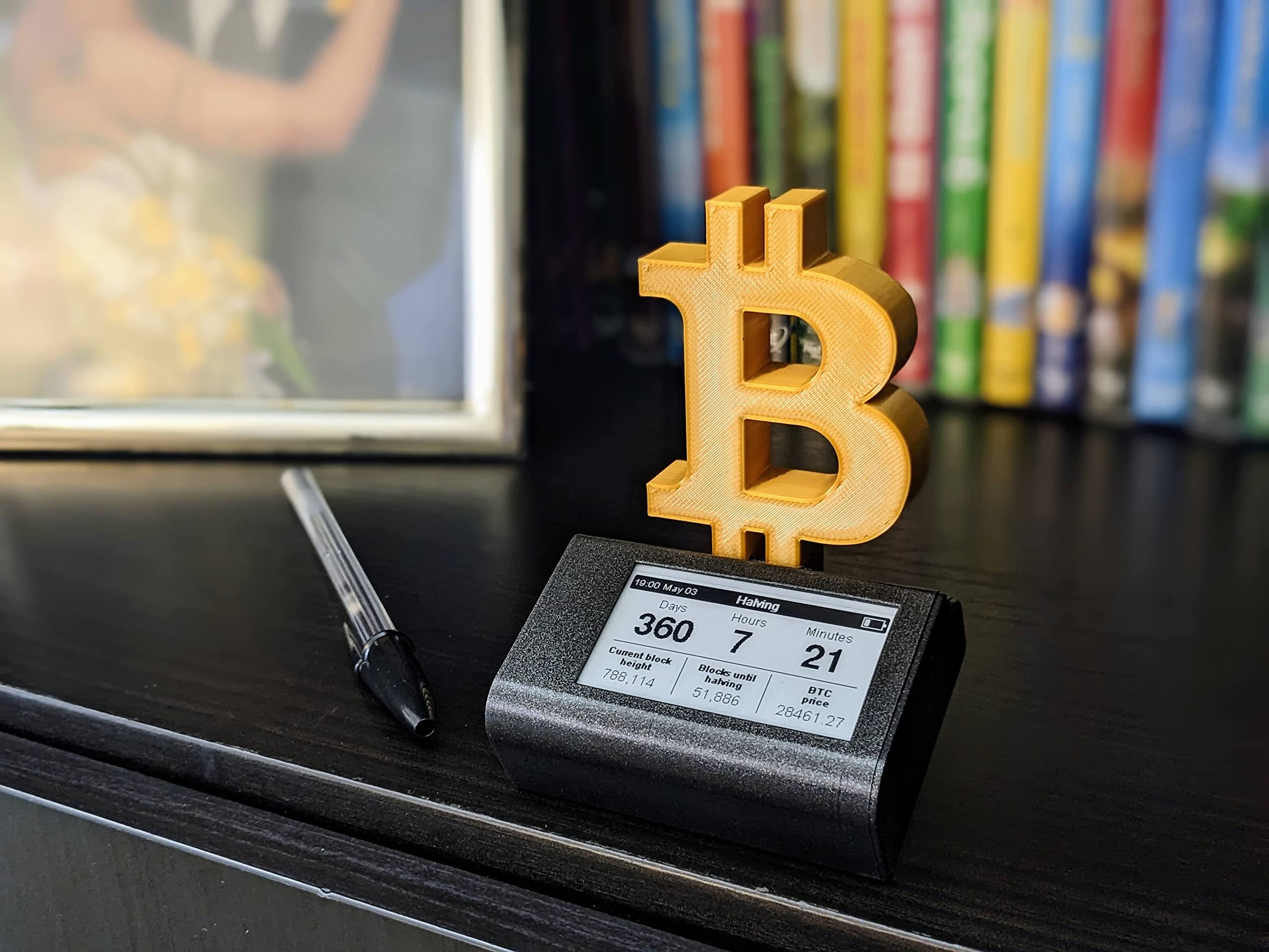 CryptoGadgets v3 Multifunction E-Ink Display, WiFi, Bitcoin Version, Real  Time Price, Candle Board, Halving Countdown, Weather, Social Stats and  More: Amazon.de: Electronics & Photo