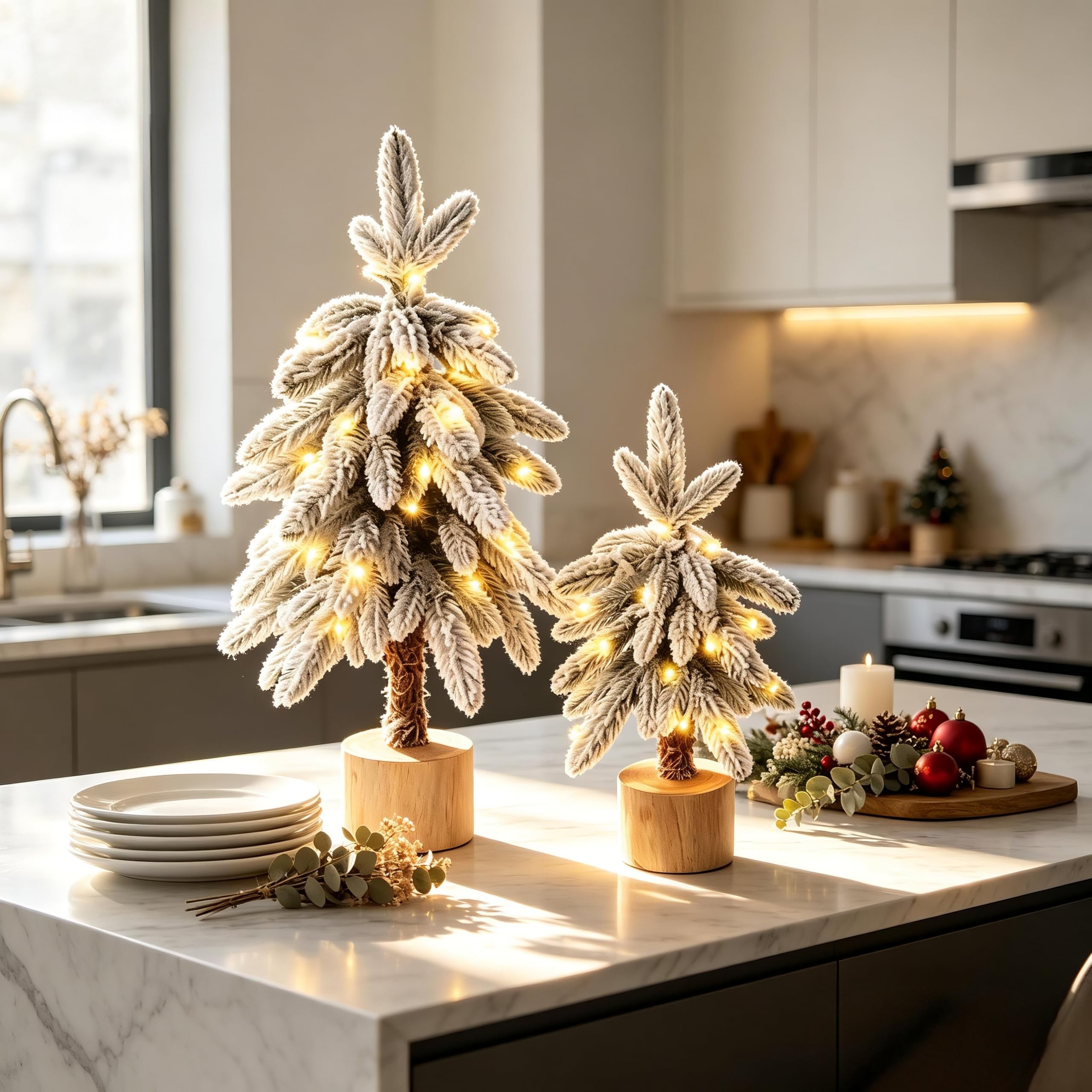 HipTree Lot de 2 mini sapins de Noël floqués, 40,6 cm et 61 cm pré-éclairés avec 8 modes de lumières LED et base en bois, fonctionne à piles pour décoration de vacances d'hiver