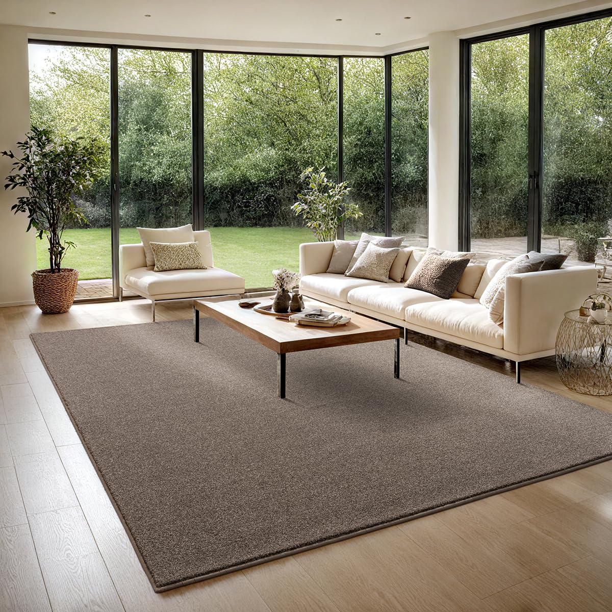 the carpet Turín elegante alfombra de pelo corto para salón, suave y ligera, densa, parte trasera de fieltro, color marrón oscuro, aprox. 140 x 200 cm