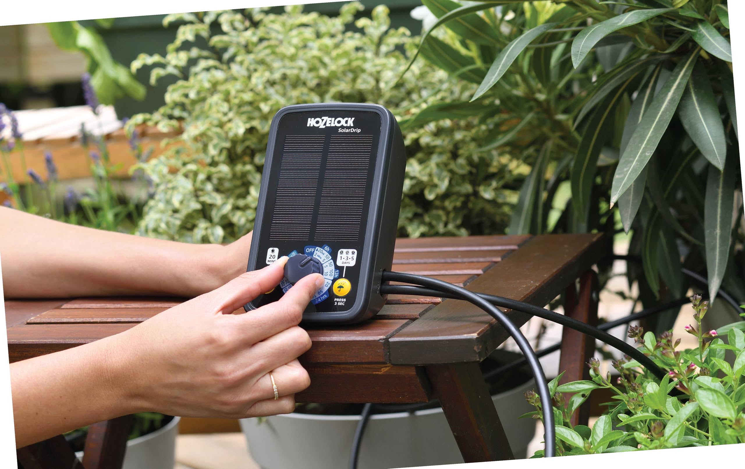 HOZELOCK - Solar Select Controller, kit di irrigazione automatica a energia solare per un massimo di 20 vasi, sistema di irrigazione a goccia con tubo da 20 m, 13 programmi preimpostati, irrigazione