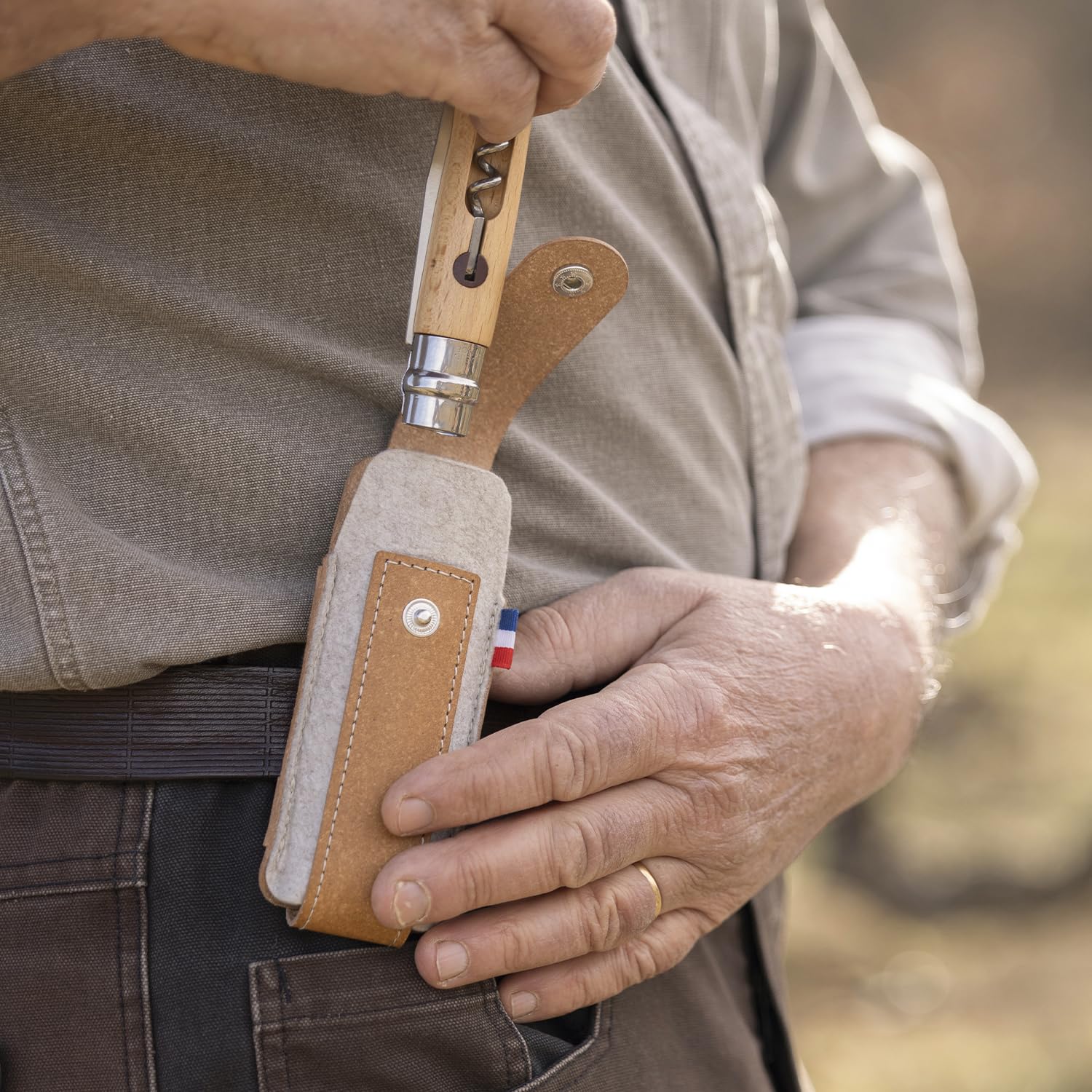 Opinel Custodia per esterni L in pelle riciclata e feltro R-PET – Marrone – Borsa per coltelli sostenibile per Opinel N°09, N°10, coltello a fungo N°08 e N°10 con cavatappi e apribottiglie