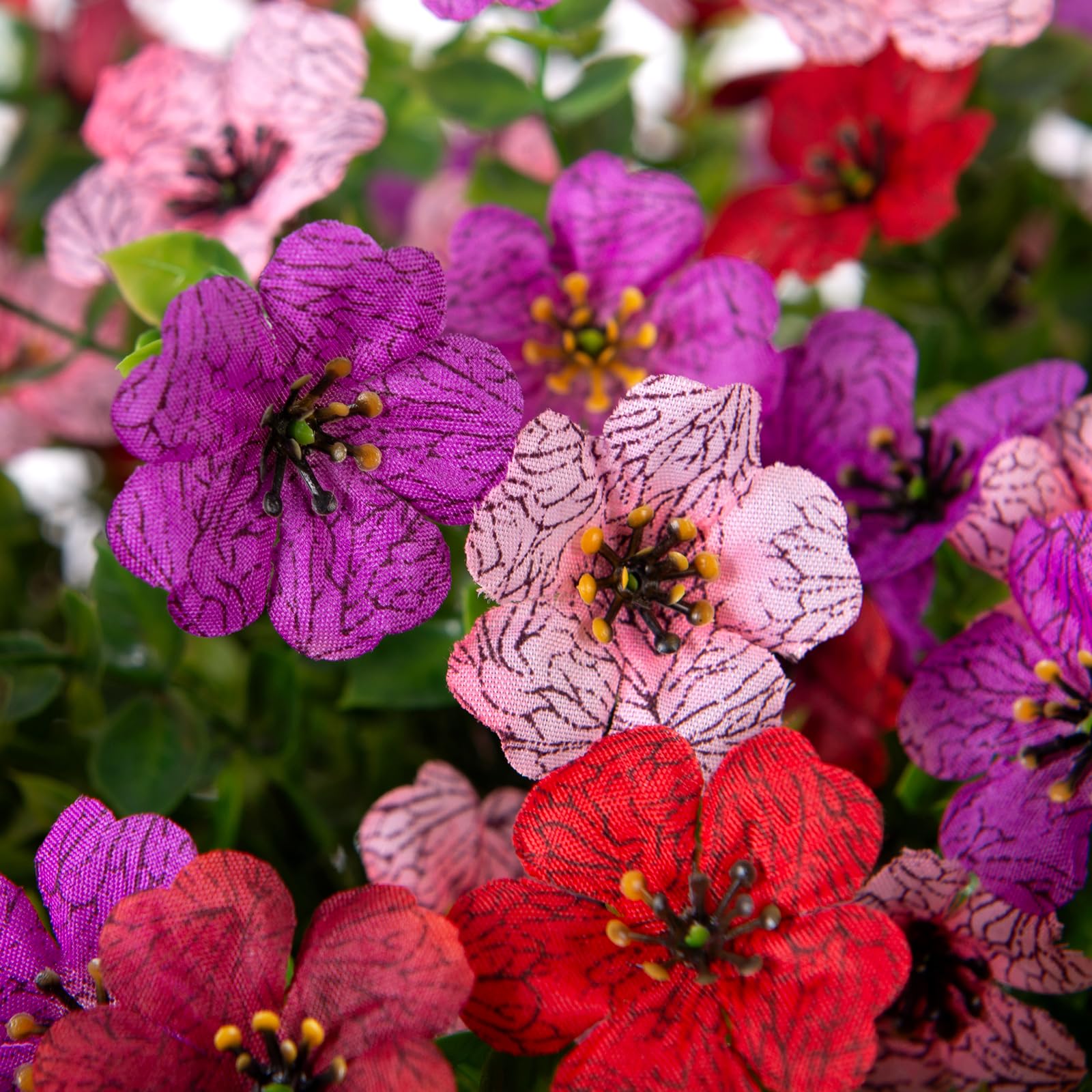 INXUGAO Künstliche Seidenblumen, Hängekörbe für drinnen und draußen, künstliches Gänseblümchen mit Eukalyptusblättern, Arrangement für Garten, Hof, Frühling, Sommer, Dekoration, künstliche Grünpflanze