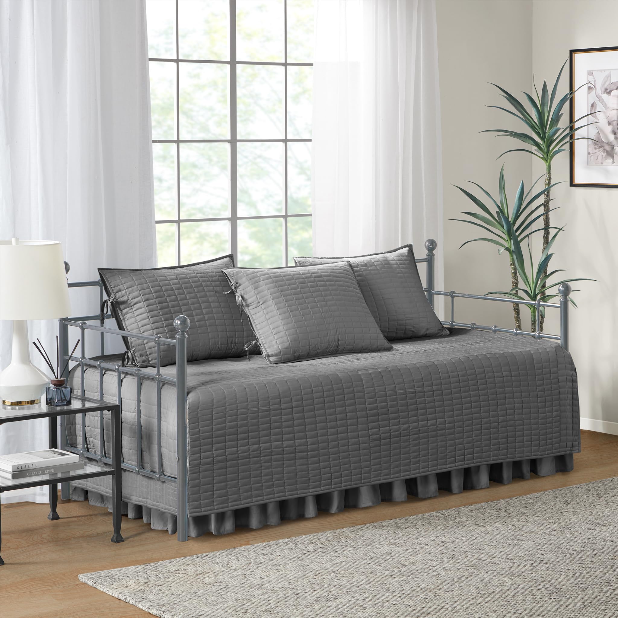 Comfort Spaces Daybed Örtüsü - Lüks Çift Taraflı - Kapitone, Yatak Eteği ile Tüm Sezon Rahat Yatak, Uyumlu Şemsiyeler, 75'x39' Kömür Grisi 5 Parça