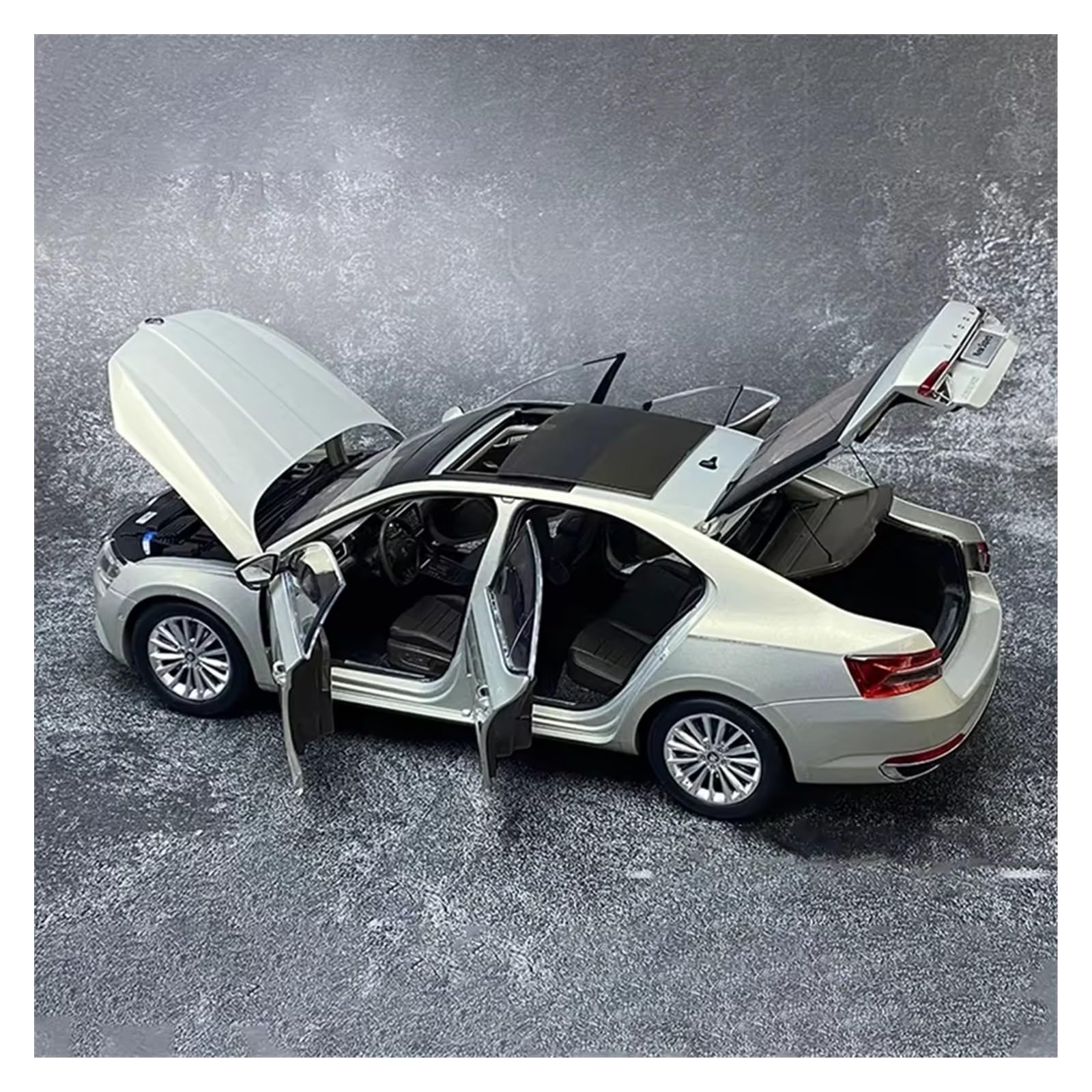 1:18 Für Skoda SUPERB Diecast Modellauto Legierung Spielzeug Spielfahrzeuge(Purple,with Box)