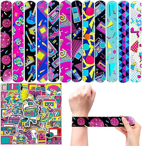 74 recuerdos de fiesta temática de los 80 contienen 24 pulseras temáticas de los 80, 50 calcomanías temáticas de los 80, decoraciones retro para