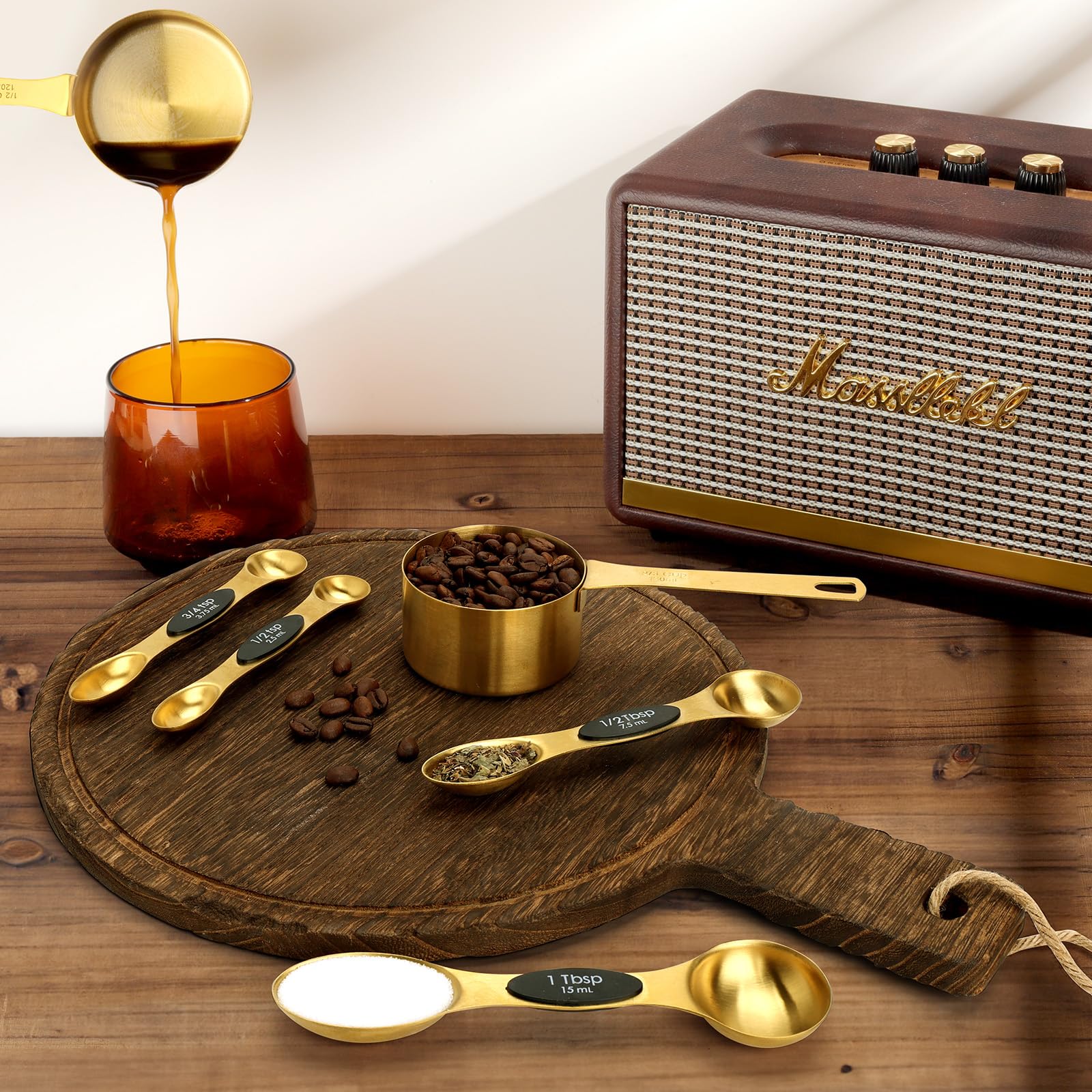 GuDoQi Gold Magnetische Messlöffel und Becher Set mit 15 Stück, 8 doppelseitige magnetische Messlöffel-Set mit Nivellierer, 7 Messbecher, Premium-Edelstahl, Messung für flüssige und trockene Zutaten