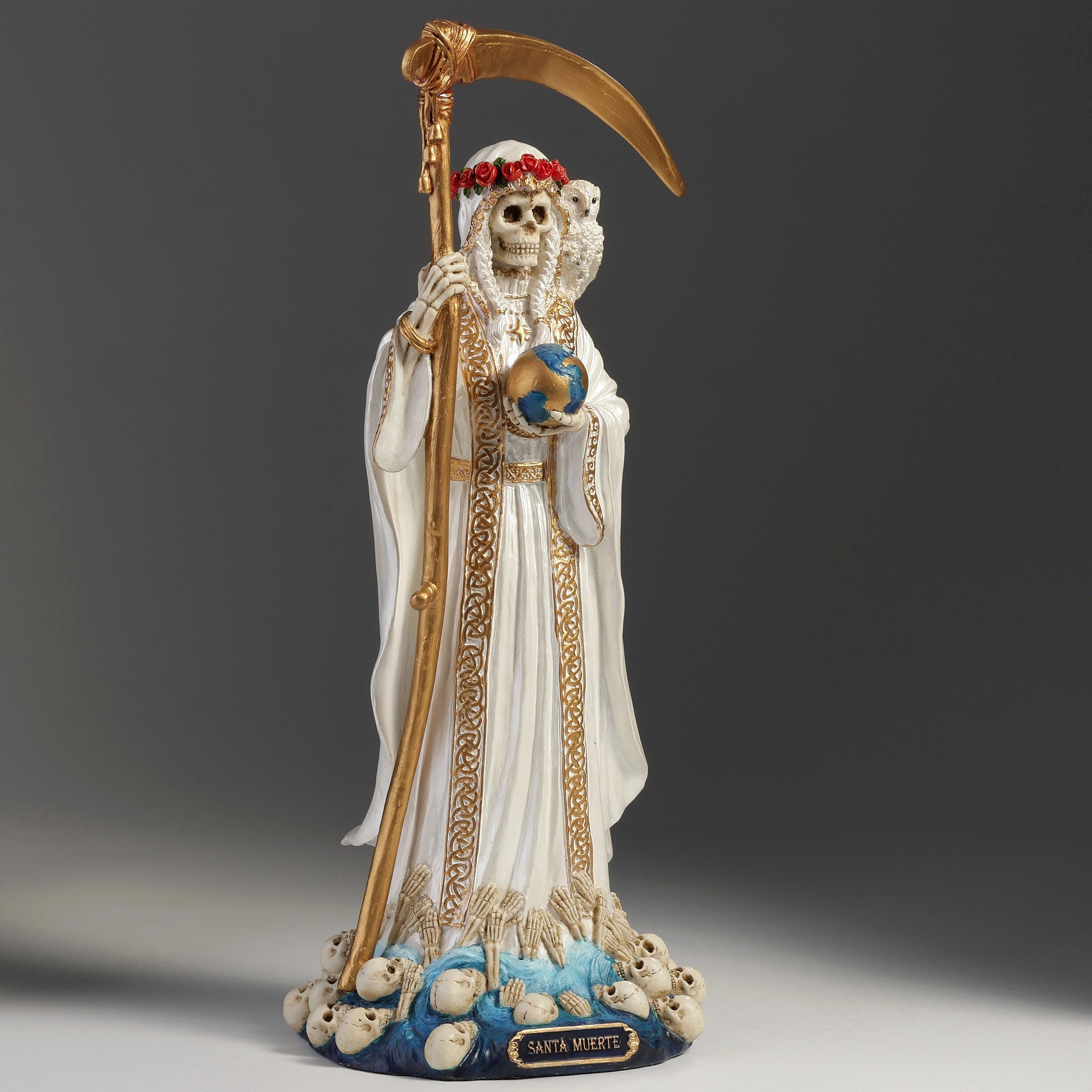 Veronese Design Escultura de resina de Santa Muerte de 11 1/2 pulgadas con acabado en oro blanco